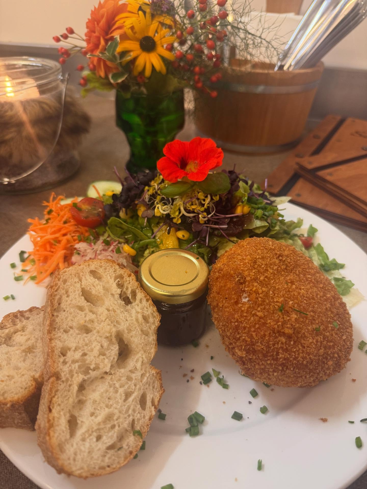 Bei uns gibt’s auch einen frisch panierten Camembert mit Salat, Baguette und Preiselbeeren! 🧀🥖🥬
#soulfood #genussmomente #gasthausliebe #tegernsee #tegernsee_lifestyle #tegernseegehtaus #GasthausSchießstätte #Tegernsee #BayerischeKüche #HeimatGenießen #NeuAufInstagram #tegernseelove #tegernseetal #tegernseeerleben #tegernseeliebe #tegernseelifestyle #tegernseehell