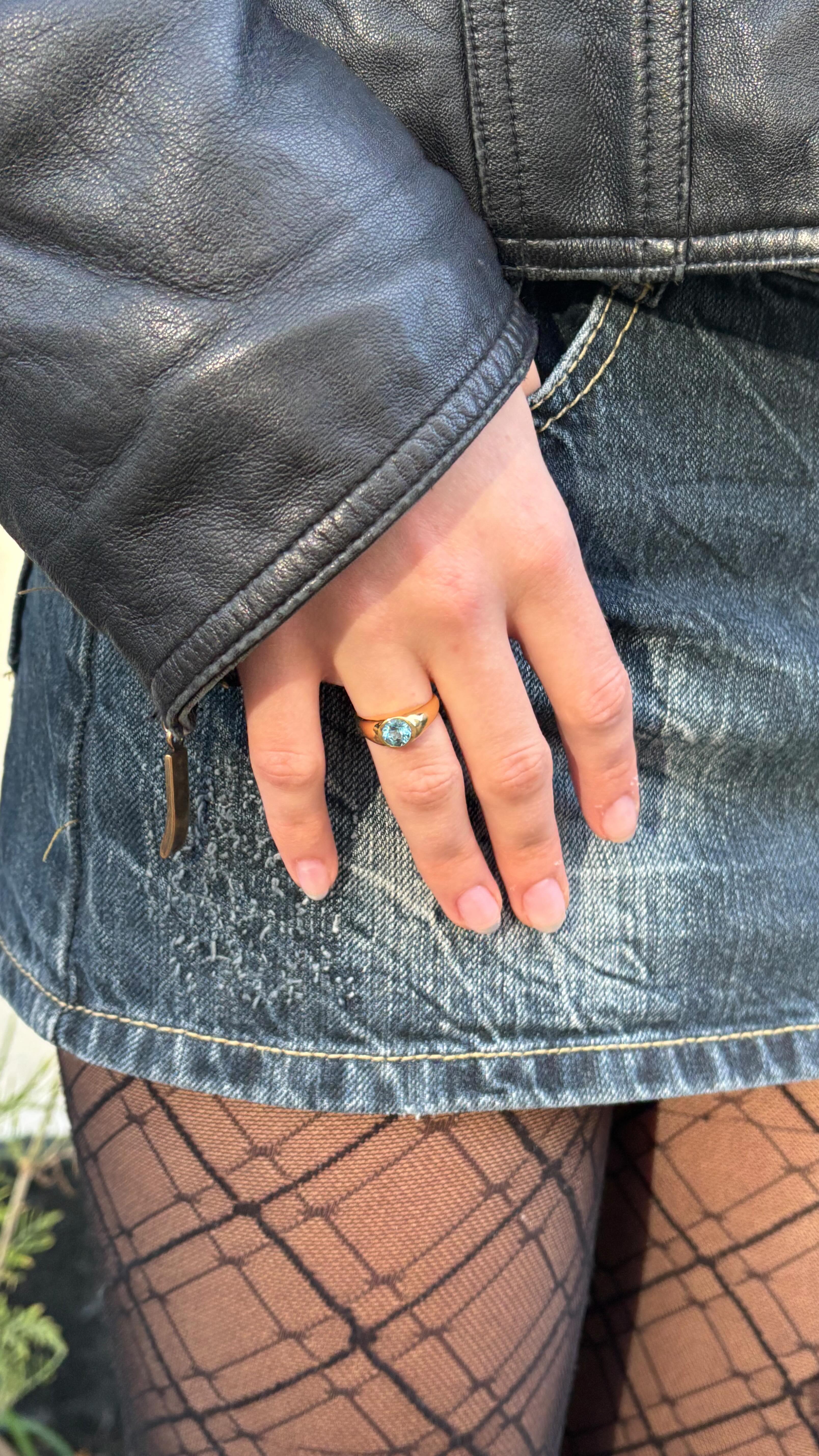 It’s been a long time coming, but here is the reaction you’ve all been waiting for❤️
Safe to say I think she liked it🫶
@platon_cph
#smykker #SmallBusiness #november_smykker #handmade #jewellery