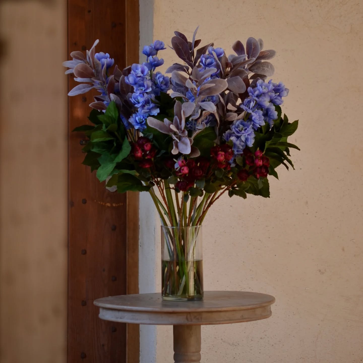 🌸 Bouquet du weekend 🌸
J'ai voulu sortir de ma zone de confort en travaillant des couleurs moins évidentes pour moi dans la décoration, joie de mon travail qui me permet d'apprendre et de progresser chaque jour.
Astuce 💡: ajouter de l'eau dans un vase de fleurs artificielles permet de les rendre encore plus vivantes, essayez c'est surprenant et amusant comme cela fonctionne bien!
#soyeuse #compositionflorale #decorationflorale #locationflorale #fleursartificielles #fleurseternelles #bouquetartificiel #fleuristedrome #fleuristeprovence #fleuristeaixenprovence