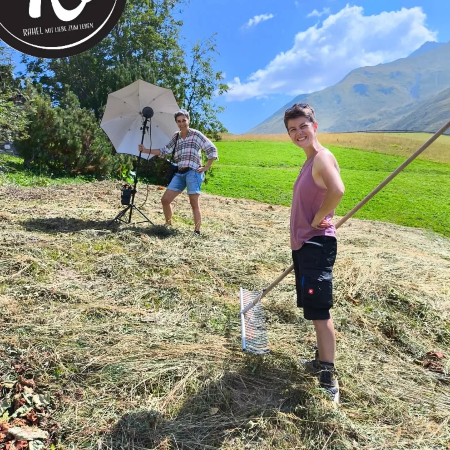 Das B I L D hinter dem Bild 📸
Die Pressefotos für die 19.Staffel #landfrauenküche2025 sind online.
Ich bin unglaublich Stolz auf diese schönen Bilder.
Motivierte Bäuerin in schöner Kulisse💛 Das ist doch etwas worauf man stolz sein kann, oder?
Nein, ich bin stolz auf diese Fotos weil ich "das Bild hinter dem Bild" kenne...
Für mich war dieses Fotoshooting eine echte persönliche Herausforderung. Ich liebäugelte schon immer mit der Teilnahme der #Landfrauenküche2025, doch der Umstand im Rampenlicht zu sein, entspricht nicht gerade meinem Naturel.
Die 100% Aufmerksamkeit von mir, während den fast 5 Stunden Fotoshooting und dem präsenz sein während dem Fotografieren forderten mich heraus. Mein Fazit: "einen Tag Heuen im Fondei ist weniger anstrengend."
Danach war ich müde, erschöpft und am Ende meiner Energie Reserve. Auch die nächsten paar Tage hatte ich Mühe, meine Energie Reserve aufzufüllen.
Ich wusste die nächsten 8 Wochen würden Intensiv... Bin ich dem gewachsen, alles unter einen Hut zu bringen?
Die Kinder starten ins neue Schuljahr, der Sommer war nicht optimal-es ist noch einiges zum heuen und ich werde jedes Wochenende fort sein. Kommt das alles gut?
Im Nachhinein weiss ich - ja es ist alles gut gegangen💛
Ich weiss aber auch, dass ich an meine persönliche Grenze stieß, mich neu kennenlernen musste und mich neu lieben lernte.
"Das Bild hinter dem Bild" - ist ganz persönlich, verletzlich und doch so stark 💛
Rahel 💛
#rahelmitliebezumleben