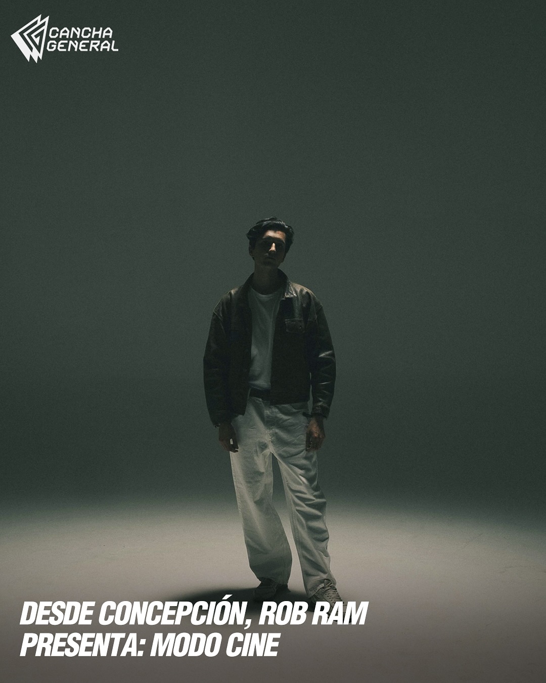 Luego del estreno viral de Persecución, el artista chileno Rob Ram vuelve con Modo Cine, el segundo adelanto de su álbum debut: El Gran Algoritmo. Esta nueva entrega reafirma su visión conceptual y sonora, explorando temas como la pérdida de humanidad en la era digital, a través del imaginario ficticio de EGA Corp (Enhanced Generative Algorithms Corporation).
Modo Cine se presenta como el track más guitar rock de su catálogo hasta ahora. Abre con una intro de solo de guitarra explosiva, acompañado de riffs potentes, pedales fuzz y octavadores que elevan el tema sin hacerlo agresivo. Todo esto convive con una base indie nostálgica y cinematográfica que Rob ha sabido consolidar como su sello.
Rob Ram es un artista y productor independiente oriundo de Concepción, Chile —la histórica cuna del rock chileno—. Su propuesta mezcla sonidos indie, post punk, electrónica lo-fi y elementos conceptuales inspirados en la estética retrofuturista, con narrativas visuales que cruzan el cine, la tecnología y la cultura digital. 
📝 Lee la nota completa en nuestro sitio web
@robramx