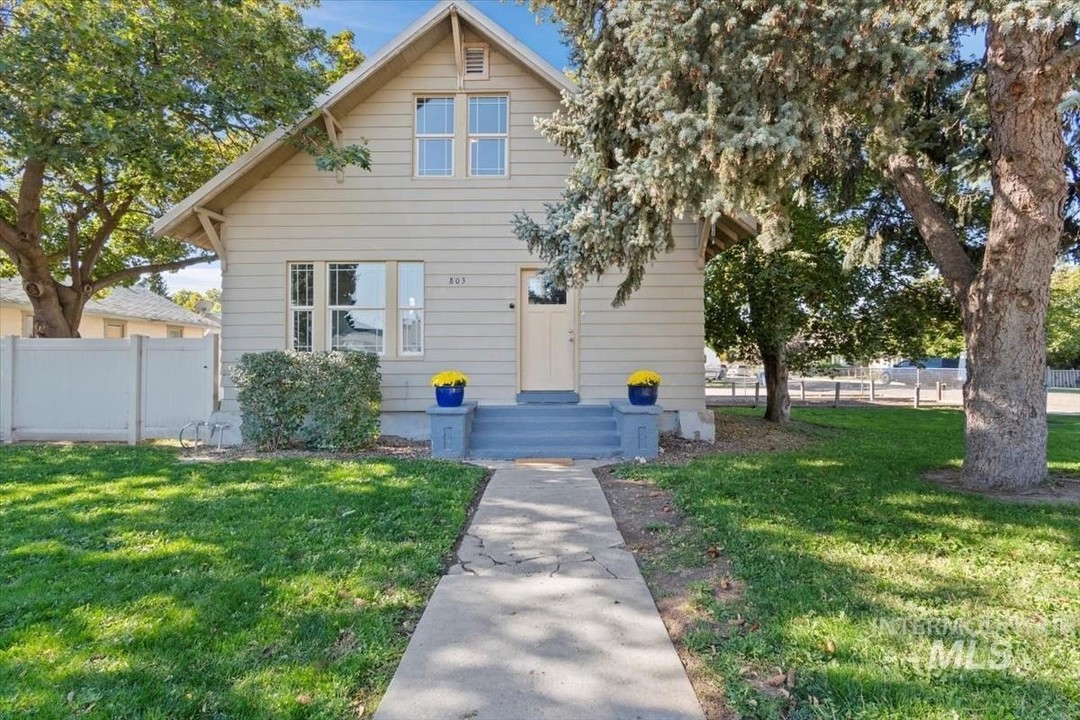 Check out the new video for 803 4th Street South! Don't hesitate to reach out with any questions here or at (208) 447-7848. Be sure to follow for more Nampa listings!
#RealEstate #Nampa #NampaRealEstate #83651
#83651RealEstate
Oh, by the way… if you know of someone who would appreciate the level of service I provide, please call me with their name and contact information.