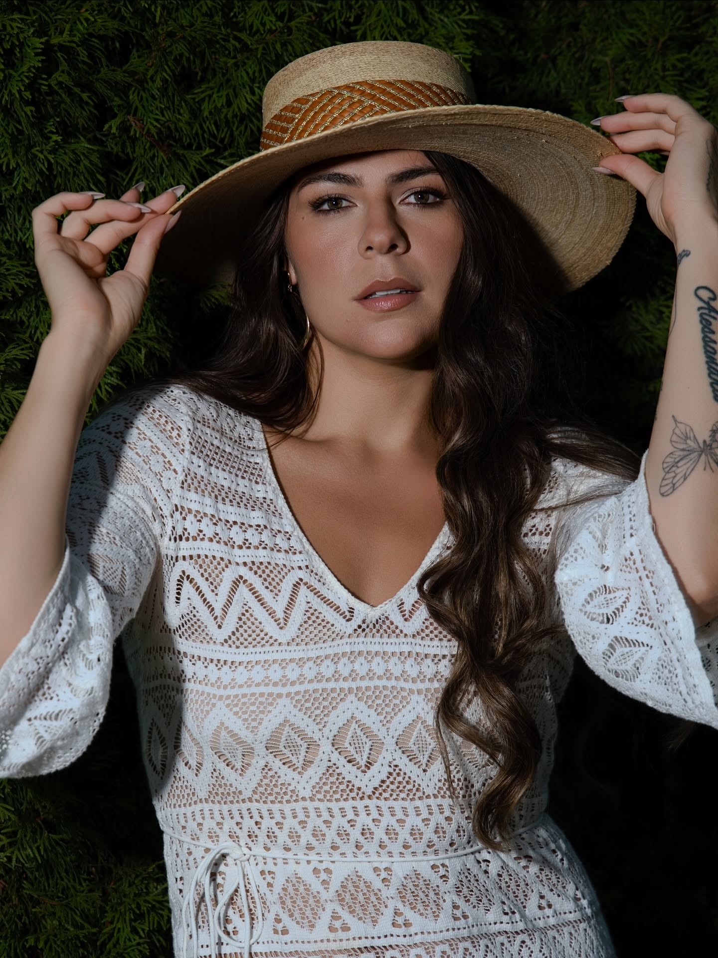 Golden hour meets effortless elegance 🌿
Sometimes, simplicity tells the loudest story.
-
#PortraitPhotography #LifestylePortraits #GoldenHourVibes #NaturalBeauty #ModernMuse #OutdoorPortrait #EditorialStyle #SummerMood #LightAndTexture #FashionInFocus #PhotographyLovers #PortraitVision #VisualStorytelling #CreativePortraits #ArtOfPortraiture