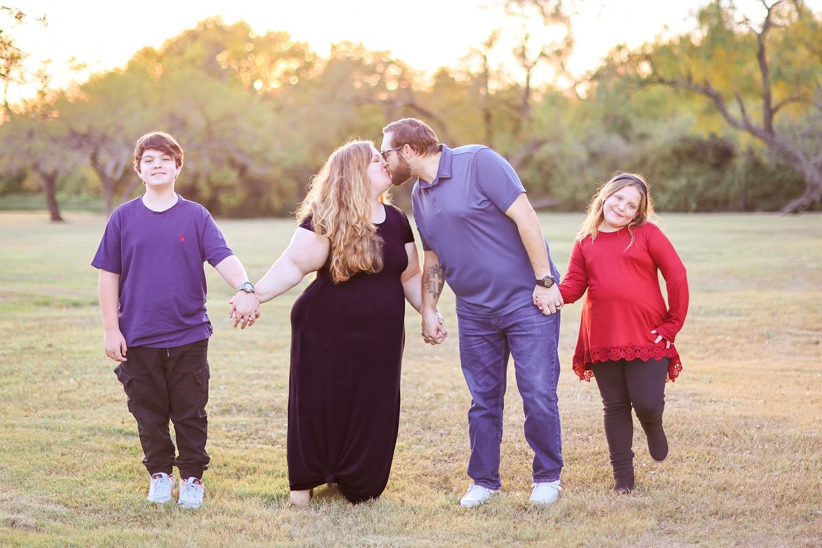 Golden hour love ✨
I had the sweetest time with this beautiful family — so much love, laughter, and sunshine. These moments are invaluable!
❤️
#FamilyPhotos #GoldenHour #CapturedWithLove #fallfamilysession