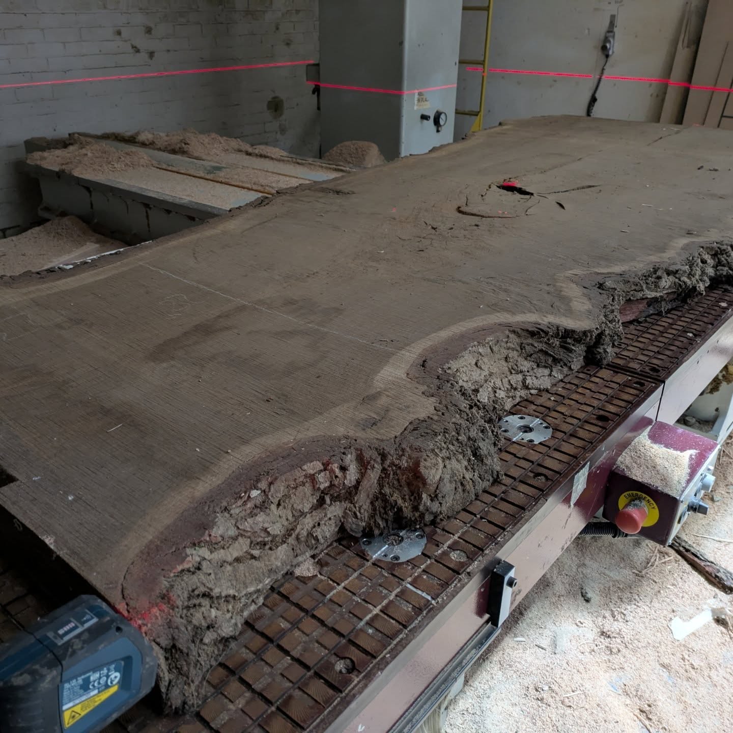 Before - halfway - finished pictures of today's flattened board on our CNC machine!
#flattening #woodwork #cnc #levelling #flat #oak #slab
