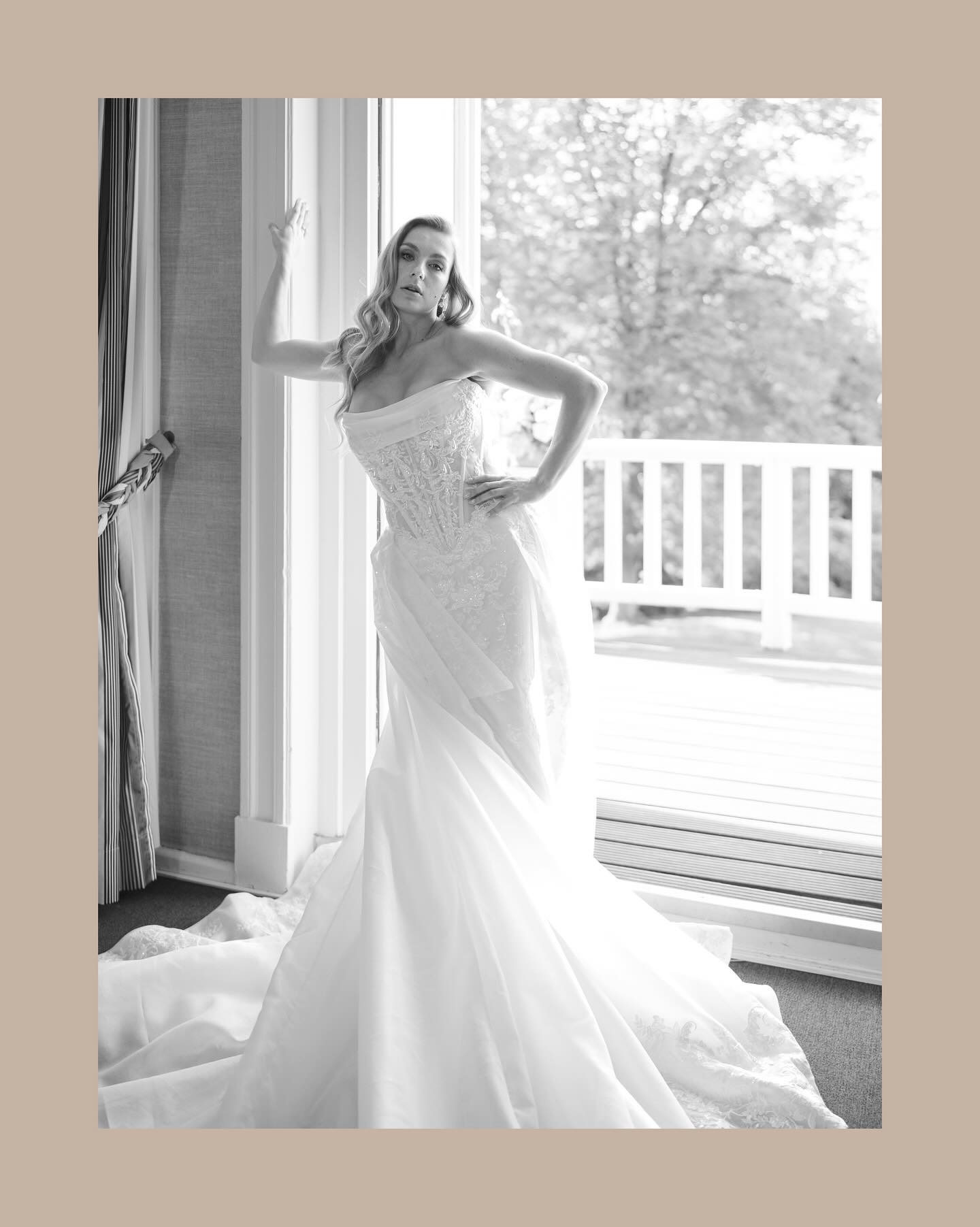 Ein kleines, feines Bridal Shooting im wunderschönen Elsa-Brändström-Haus – und was soll ich sagen: Es hat einfach Freude gemacht, diesen Moment einzufangen. 🤍
Zwischen Licht, Stoff und Emotion - jedes Detail erzählt hier seine eigene Geschichte. Ich liebe es, wenn Ästhetik auf Gefühl trifft, wenn Stoffe leben und Momente für einen kurzen Augenblick stillstehen. Von der eleganten Silhouette bis zum feinen Detail kurz vor dem First Look – genau das ist es, was Hochzeitsfotografie für mich ausmacht. 💫
Welche Aufnahme der drei berührt dich am meisten? Lass es mich gerne in den Kommentaren wissen 😉
Ps: Noch nichts am 11. + 12. Oktober von 10- 17 Uhr vor? Dann lerne mich und meine Arbeit gerne auf der TrauDich! Hochzeitsmesse in Hamburg-Schnelsen kennen- mehr Infos findest du hier: @traudich_hamburg 📸
_
_
_
_
_
_
_
_
_
_
_
#elsabrändströmenhaus #hochzeitsfotografhamburg #bridalshooting #hamburghochzeit #brautshooting #hochzeitsfotografiehamburg #jaronkwastphotography #weddingphotographerhamburg #firstlookmoment #brautinspiration #weddingdetails #brautkleidinspiration #hamburgweddingphotographer #lovestories
_
_
_
Konzept & Planung: @inlovewetrust_weddings
Fotografie & Creative director: @jaronkwast.photography
Zweite Fotografin: @kristinpartes_wedding
Location: @elsa_braendstroem_haus
Modelpaar: @kt.modelcouple
Brautmode: @truesociety_hamburg
Anzüge Flowerboys: @modemaxhansen_tolk
Floristik: @24seasons.of.flowers
Dekoration: @twinflair_eventstyling
Torte & Candybar: @partytortenhh
Hair & Make up artist: @gesalina_de
Papeterie & Banner: @lachundlinie.design
Sängerin: @naemijoy
Violinistin: @moi_music
Trauringe: @yes.trauringe
Brautschmuck: @sternenauge_official
Barcatering: @sweetandsour_barcatering
Traurednerin: @lilly_redet
Wedding Day Manager (Assistenz): @seaside.weddings
Content Creator: @contentcreatorhamburg