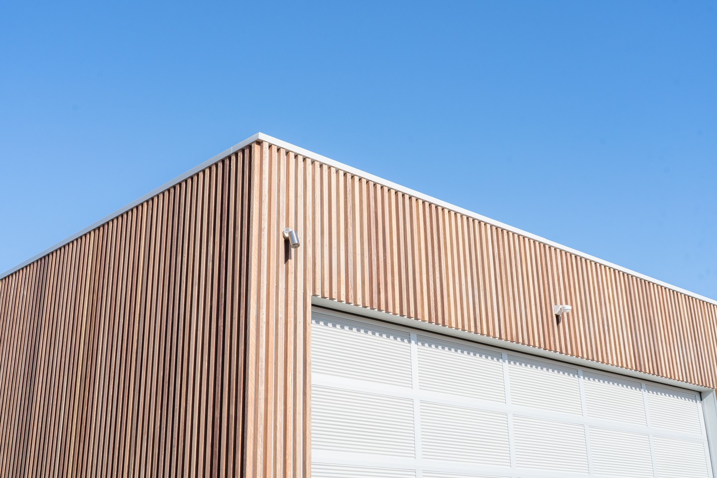 At Lady's Pass, vertical timber battens wrap the exterior and carry through overhead as a slatted pergola.
The galvanised steel frame keeps it agricultural and robust, with features like deep window reveals adding a more contemporary detail.
.
.
.
.
.
.
#buildtrend #buildtrendhomes #masterbuilder #sustainablebuilding #victorianbuilder #macedonranges #macedonrangesbuilder #australianarchitecture #architecturevictoria #ladyspass #timbercladding #modernruralhome