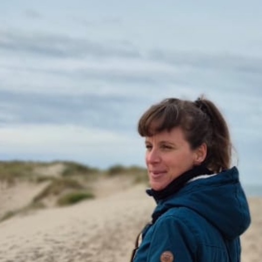 “Haar gevoelens zijn ondergeschikt.” Zo kopte de media vorig jaar een rechtszaakartikel over mij. Het werd herhaaldelijk en vastbesloten in de rechtbank door de andere partij gezegd. Zelf peinsde ik er niet over om hierbij aanwezig te zijn. Volgens deze ‘verdachte’ zijn mijn gevoelens ondergeschikt aan een kwestie die wij af te handelen hebben. Een kwestie die in zijn hoofd bestaat, maar waar ik geen weet van heb.
Ik vind het ontzettend typerend, deze stalking-zaak. Het symboliseert voor mij een beetje de maatschappij waarin we leven. Gevoel - het yin, de vrouwelijke energie – is ondergeschikt aan rationele kwesties: het yang, de mannelijke energie. En het absurdste is nog dat de rationele kwesties soms niet eens kloppen, maar pure projectie zijn. Narcistisch misbruik dekt de lading aardig.
Gelukkig is er een evolutionaire beweging naar een meer yin samenleving. En de enige manier om die te overleven is in mijn beleving gevoelens in jezelf toe te laten.
#heling #nieuwtijdperk #yin #narcistischmisbruik #stalking #femicide