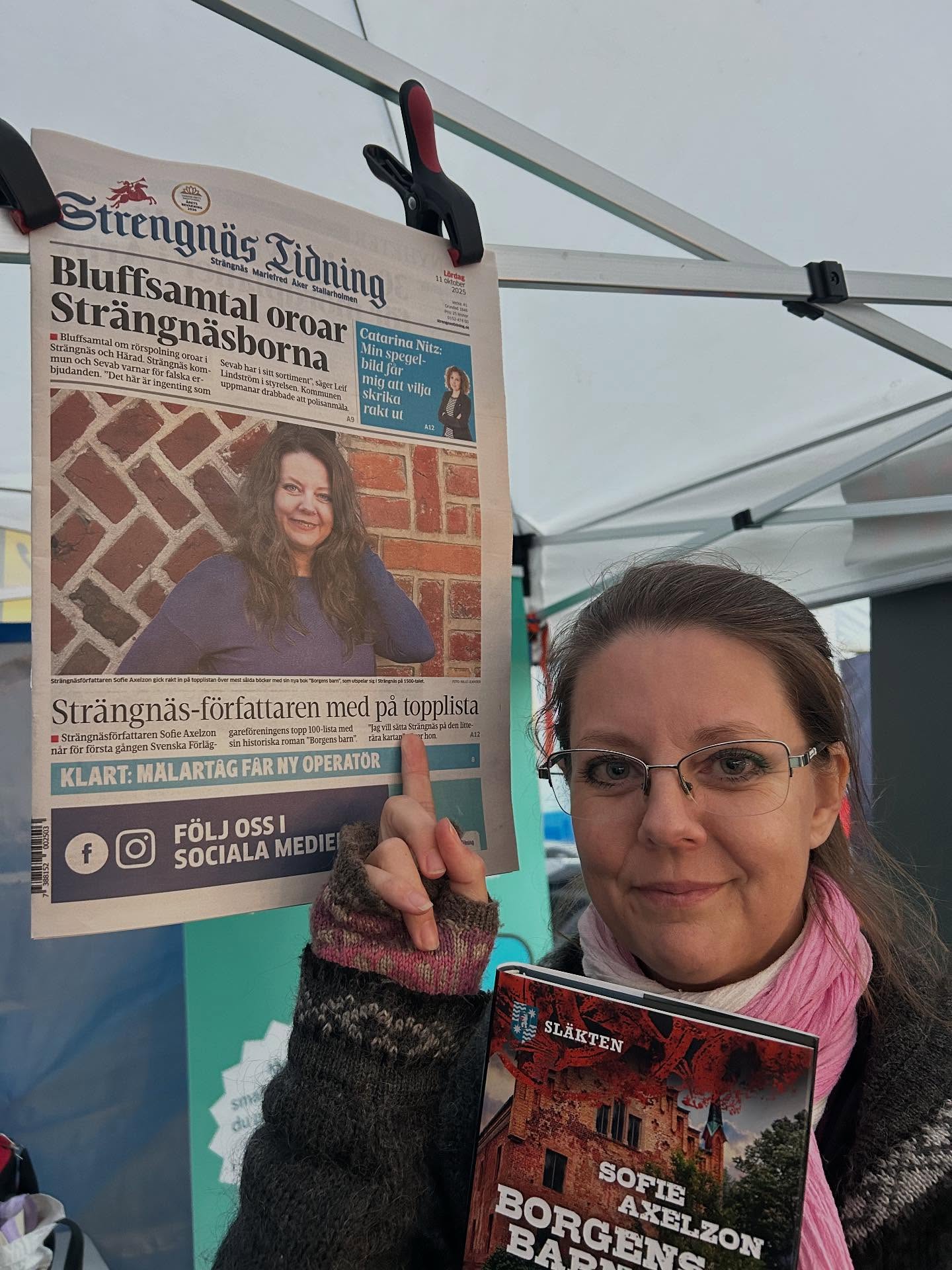 Vilken fantastisk dag på Strängnäs marknad! Tack alla ni som kom fram och pratade och köpte mina böcker. Det betyder så oerhört mycket! 🥰📚☀️
Jag hade också fin draghjälp av att jag var på förstasidan på Strengnäs tidning samma dag. Många hade läst om min topplisteplacering.
PS. Boken klättrade uppåt senaste veckan på topplistan över mest sålda i landet. Nu är det plats 49 som gäller! Så glad. Tack. 💖
#strängnäsmarknad #topplista #försäljningsrekord #läsarmöten #bokseriensläkten #borgensbarn #gularosornasstad #närdrömmarnaslårin #historiskroman #strängnäshistoria #stöttaenförfattare #boktober #tacksam #strengnästidning