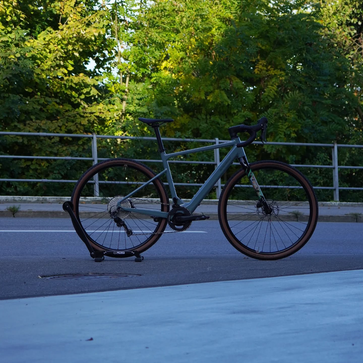 Gravel-Bike
E-Gravel-Bike yes mit dem @tq_ebike von @bergamontbicycles
Ab 14.3 Kg 💪
Wenn es schon sexy sein soll dann genau so.
Und wir starten bei unglaublichen 3990Fr.
Unterwegs immer mit ein wenig Rückenwind 🌬
Du willst mehr wissen. Schau bei uns vorbei in Herisau.
www.stoeri-herisau.ch
@schwalbetires
@shimanoswitzerland
@tq_ebike