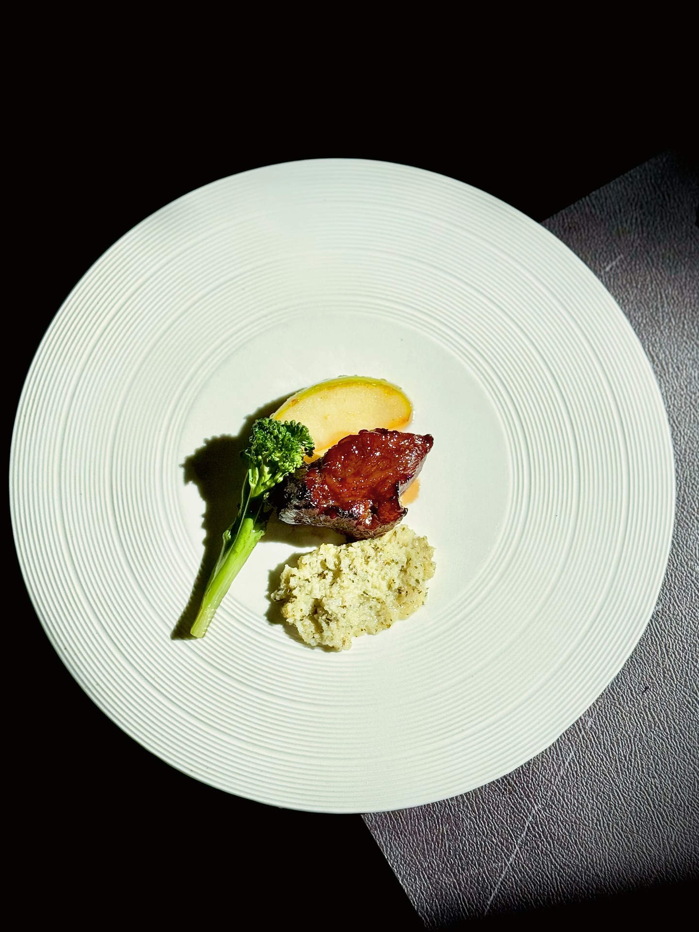 Menu du Midi
🍯✨【VERT ET POURPRE | 青与赤】
Le char siu traditionnel, laqué au miel,
offre sa douceur et sa brillance ambrée. 🍯
La pomme verte caramélisée vient équilibrer cette richesse, tandis que la purée de pomme et le brocoli long
apportent fraîcheur et harmonie — une rencontre entre douceur et vivacité. 🍎✨
传统广式叉烧,以蜜汁慢烤出琥珀色泽与浓郁香气。
这道菜以焦糖青苹果的酸度平衡叉烧的甜,让味觉在酸与甜之间轻盈起伏。🍎🥢
柔滑的苹果泥与长杆西兰花,为整道菜添上一抹秋日的清新。🍂
🔥 Le Char Siu, symbole de la cuisine cantonaise,
tient son nom du geste traditionnel — “char” (fourchette) et “siu” (rôtir).
Mariné dans la sauce soja, le miel et les épices,
il incarne la chaleur et la gourmandise du Sud de la Chine.
Ici, la pomme verte en caramel lui prête une élégance nouvelle. 🍃
🇨🇳 关于叉烧 / À propos du Char Siu
叉烧,是广东最具代表性的烧味之一。
名字来源于早期以铁叉穿肉、置于明火上烤制的技法。🔥
以酱油、海鲜酱、蜜糖与五香为基底腌制,
慢火烤出外焦里嫩、香甜咸润的层次。
这道菜保留了它的灵魂,却融入了新的酸香平衡。🍏
📖 Réservation: www.bistrowu.com
#广式叉烧 #本帮创意 #秋日味觉 #中式料理 #cuisinefusion #charsiu #gastronomiechinoise #saveursdautomne #instafood #finecuisine #fusiongastronomy #hautecuisine #甜咸之舞 #aix #aixenprovence #aixmaville #aixenpce #aixmarseille #aixenprovencetourism