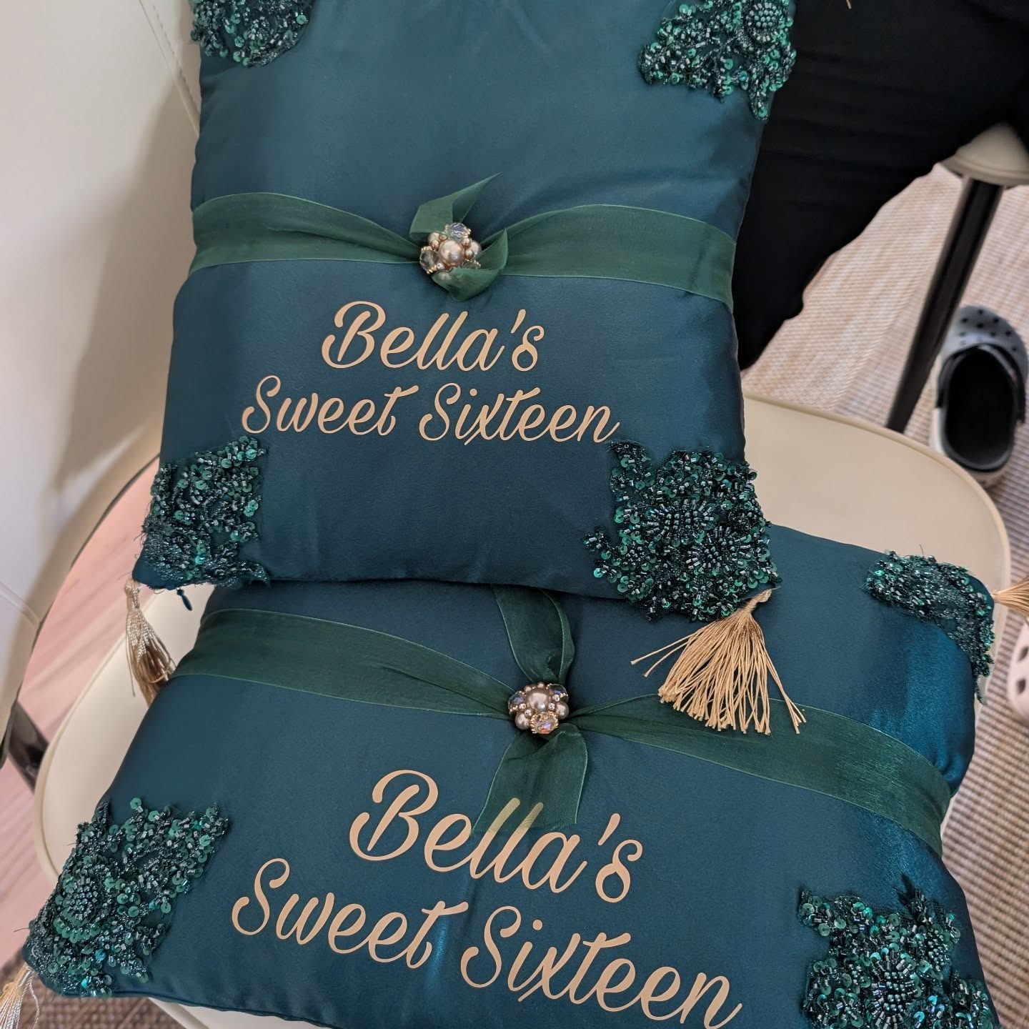 Collab with @quinces.by.maritzas — she created this stunning pillow, and @upliftingcloset added the gold lettering magic
A symbol of her transition from childhood to womanhood 👠💫
Every detail made with love
#sweet16 #sweetsixteen #vibes #personalizados #personalized #pillow #custom