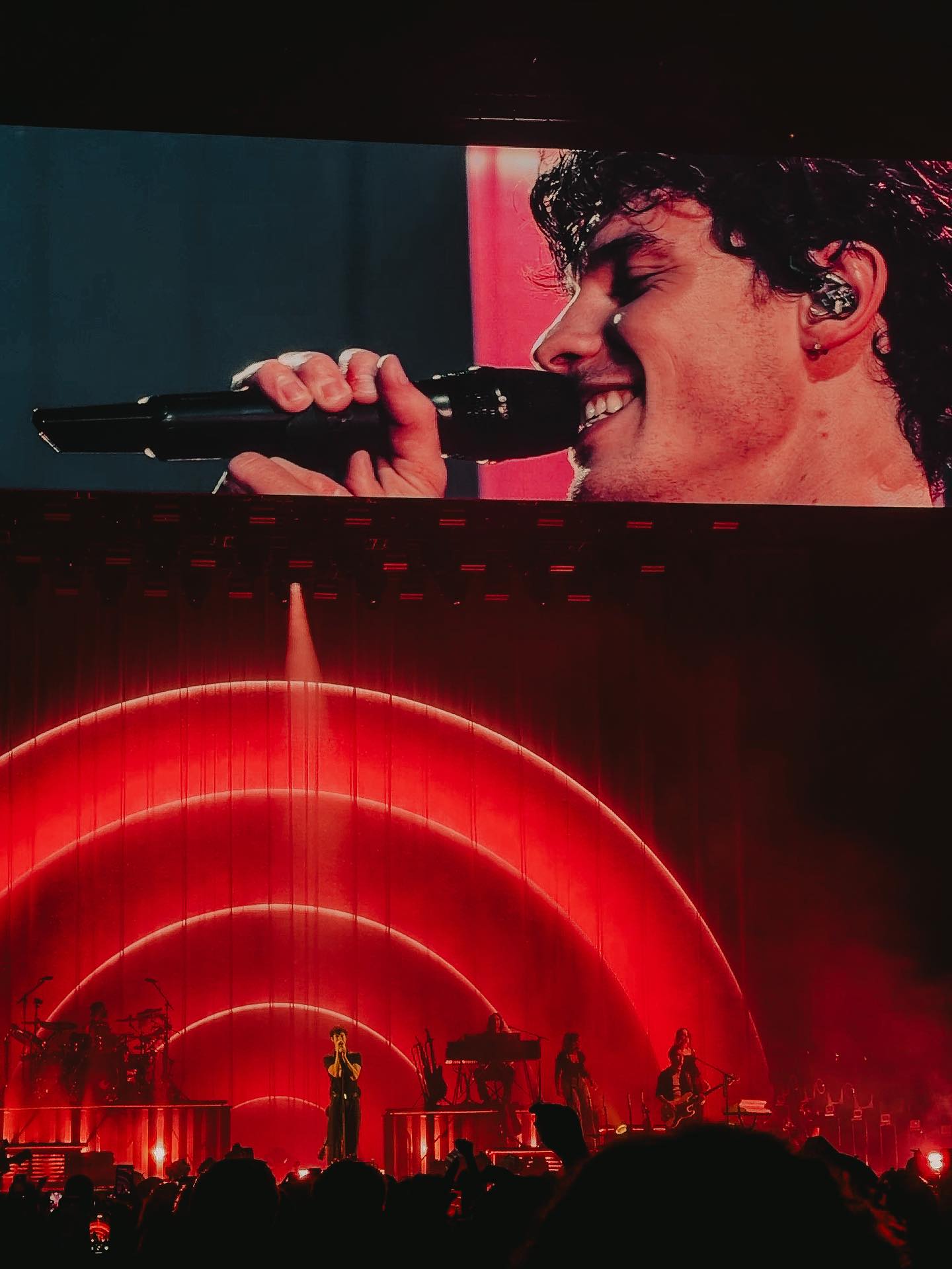 Foi uma longa estrada, mas um belo caminho! Vimos de pertinho alguns shows da On The Road Again Tour nos Estados Unidos e relembramos como Shawn Mendes reencontrou seu amor pelos palcos. 🤎
Leia a matéria completa em www.weinthecrowd.com
✍️📷 Amanda Spindola