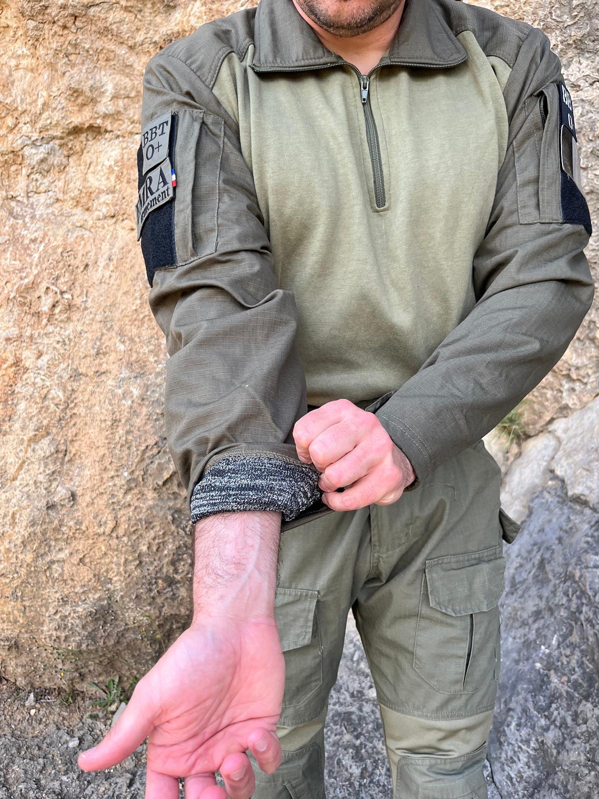 UBAS ANTI-COUTEAU — DISPONIBLES EN PLUSIEURS VARIANTES
Parce que chaque environnement opérationnel a ses exigences, nos UBAS anti-couteau sont disponibles en plusieurs variantes pour s’adapter à tous les besoins terrain.
Coloris disponibles :
• Noir – discret et polyvalent
• Bleu marine – idéal pour les unités en uniforme
• Sable – adapté aux environnements arides et extérieurs
• Vert kaki – pour les missions en milieu naturel
Chaque modèle intègre une doublure anti-coupure dans les bras (jusqu’à l’épaule) et dans le col, offrant une protection renforcée sans compromettre la mobilité ni le confort.
Conçues et pensées pour les agents opérant en milieux à risque, nos UBAS représentent un standard de fiabilité et de performance sur le terrain.
#UBAS #anticouteau #sécurité #intervention #tactique #forcesdelordre #police #douane #gendarmerie #armee #emaarmement