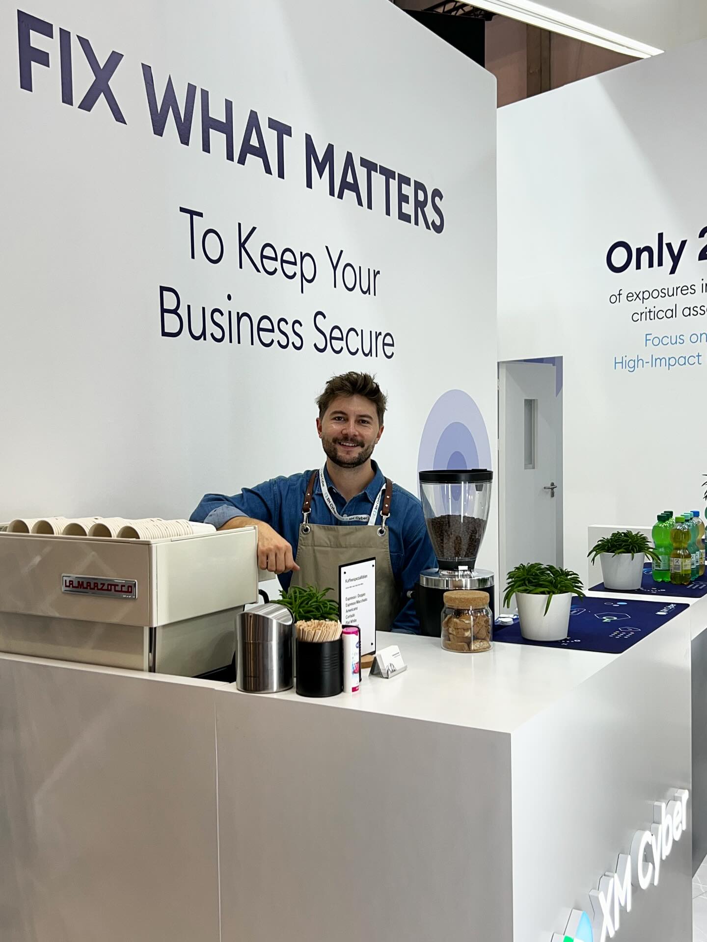 Wrapping up 3 successful days in Nürnberg with our newest client @xmcyber and their partners at this years #IT-SA
Serving up smiles and specialty coffee from @holmkaffeeroesterei
#underdogespresso #messecatering #barista #specialitycoffee #messe #espressobar #catering #espresso #coffeecatering #nürnberg #latteart #mobilebarista #lamarzocco #deutschlandweit #kaffeecatering #kongress #itsa #xmcyber