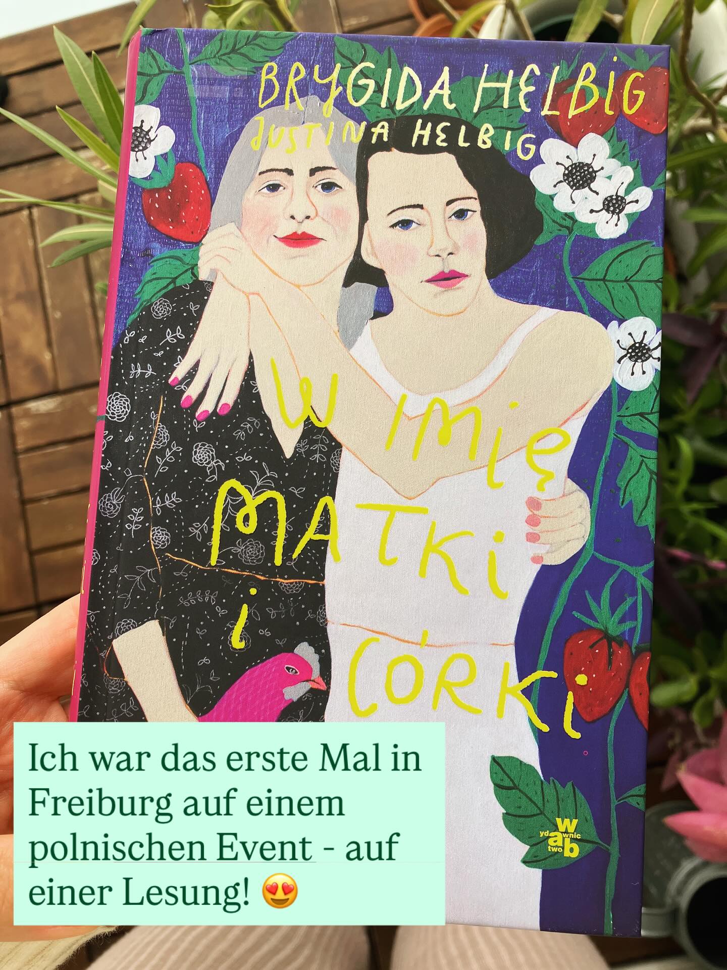 Seit 9 Jahren lebe ich in Freiburg und bis vor 2 Wochen habe ich keine*n einzige*n Pol*in persönlich kennengelernt. Ja, wir sind Chamäleons, wie @emilia_smechowski so treffend beschrieben hat. Vor ein paar Wochen ist ein Text von mir veröffentlicht worden, wo ich über polnisches Essen schreibe und meine Buchveröffentlichung rückt immer näher und damit erfahren immer mehr Menschen, dass ich Polin bin. Ja, so richtige, also man wird ja immer gefragt: bist du dort geboren? ja. Sind beide Eltern polnisch? ja. Sprichst du polnisch? und dann werden deine Sprachkenntnisse kommentiert.. und ich übertreibe nicht, es fühlt sich wie ein outing an. Dabei war ich schon immer polnisch und gleichzeitig hab ich jetzt aber mein Buch über Polen und Migration und Mehrsprachigkeit und Tochterschaft geschrieben und plötzlich ist es so offensichtlich. Mein passing war ein Privileg, auch wenn man Unsichtbares oft erklären muss, was auch nicht immer leicht ist und mich wie ein Alien fühlen lässt. Dort und Hier und Dazwischen... Aber dieses outing schenkt mir plötzlich so viele neue Menschen, Bekanntschaften und Einladungen! Ich habe endlich @polki_solidarne_freiburg kennengelernt und meine Zunge hat Muskelkater und ich muss erst lernen, wie ich polnisch atmen soll, bin die ganze Zeit heiser, weil meine Stimmlage/ Frequenz sich so unterscheidet von meinem Deutsch. Endlich sprechen die Leute meinen Namen richtig aus 🥰Und ich bin so lucky, durfte @brygida.helbig & Justyna Helbig kennenlernen und ihr Buch!!! Und @buchczyliksiazka 💕💕💕 und was soll ich sagen: es ist alles wie eine neue Liebe. Die Lesung übrigens war so toll, weil beste Moderation & Autorinnen, die auch aus Litwissenschaftlerischer und psychologischer Expertise erzählen & in Zusammenhang bringen. Das ist einfach nur großartig! -> checkt die Videos! @cargotheater.freiburg @interkulturellewoche @biuropolonii