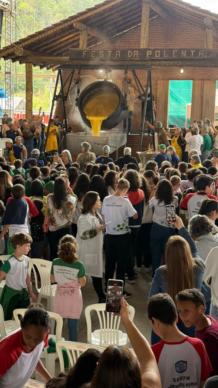O Polentão recebendo com muita alegria as escolas do município para participar do tradicional Tombo da Polenta! 🎉
#FestaDaPolenta #TomboDaPolenta #CulturaItaliana #VendaNovaDoImigrante #lanostrastoria