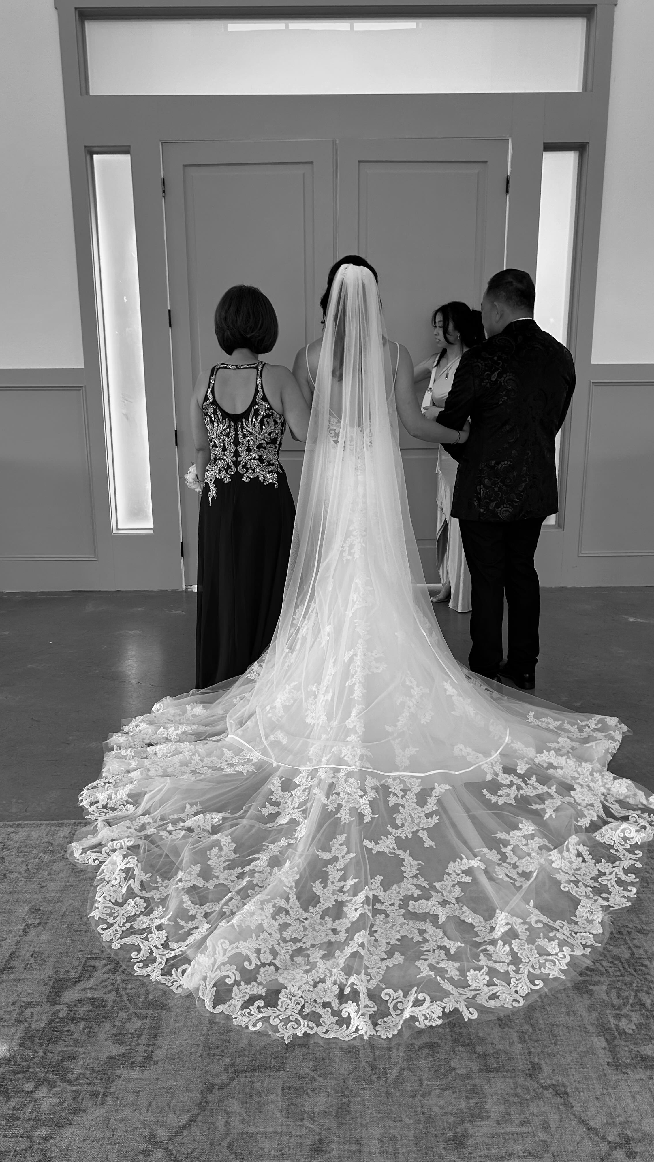 Just married! Congrats to A + D!
Venue: @grandpinesreserve
Photo: @codykhoaphotography
Video: @skystudio.houston
Decor: @jt_flowers_and_decor
HMUA: @pinkpaletteartists
Cater: @kimsonrestaurant
DJ/Booth: @pixelpixelentertainment
Cake: @leducbakery
Lion Dance: @gdpthuyenquanghtx