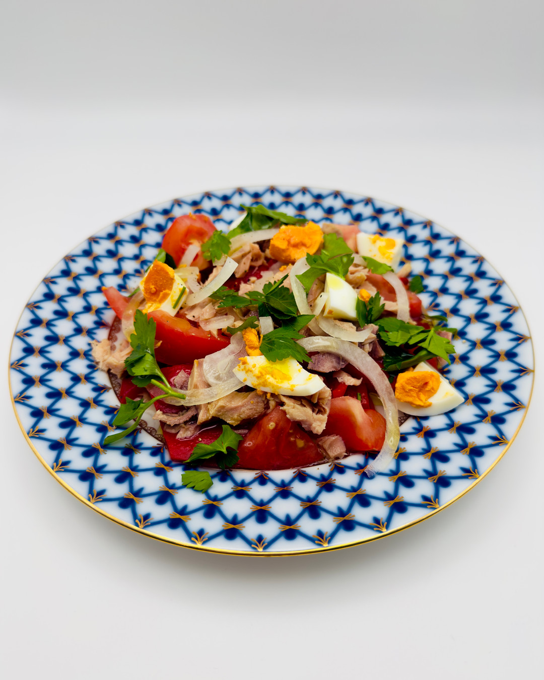 Not every meal needs an effort — some just taste like sunshine ☀️
Asadillo is my easy, go-to salad when I want something fresh and full of colour: roasted red peppers, tomatoes, onion, tuna, eggs, and parsley.
Make it ahead, chill it, and serve when ready — it never disappoints.
#Asadillo #InesKitchen #FreshAndSimple #MakeAheadMeals #MediterraneanFlavours #HealthyEating #Foodie #PerfectLunch