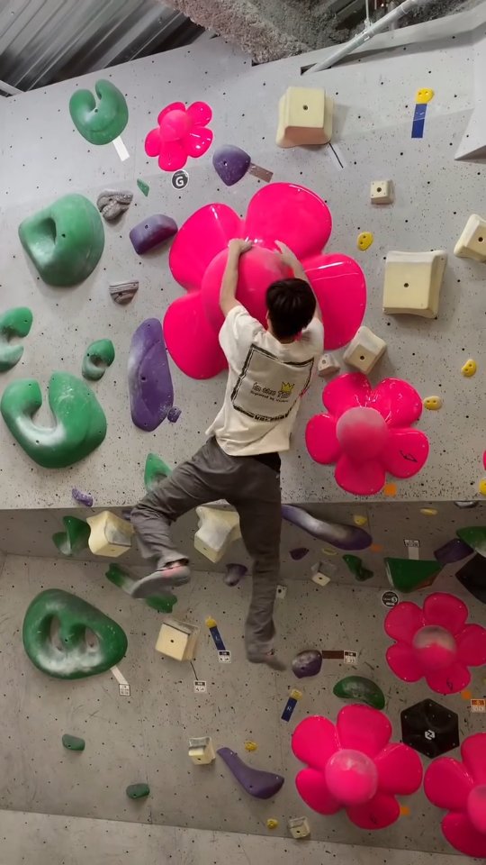 #repost @surinx_andreas
Run & Jump Lv3🌸 @arctic_grips
🎥@ayumu__climb
前より肩調子いいかも☺️
🌸🌺🏵
#routesetting #boulderlife #routesettersofinstagram
-
-
-
-
-
-
-
#arctic_grips #norway #climbinggym #climbingholds #climbingwall #buldring #championchip #competition #routesetter #bouldering #indoorbouldering #climbing #climbhard #training #climberlife #girlswhoclimb #climbinglovers #rockclimbing #climb #klettern #picoftheday #photooftheday #nordicdesign #dualtexture #sports