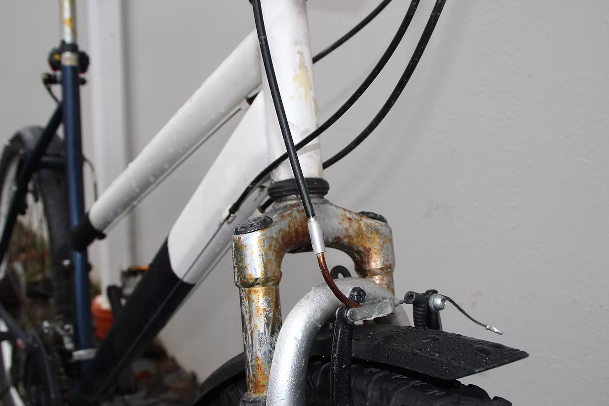 Icelandic weather doesn’t always play nice, rain, salt, and wind find their way into everything.
But with ProLan, even your bike can handle it.
This natural lanolin protection keeps the metal clean, smooth, and rust-free, no matter the season.
Ride through it all.