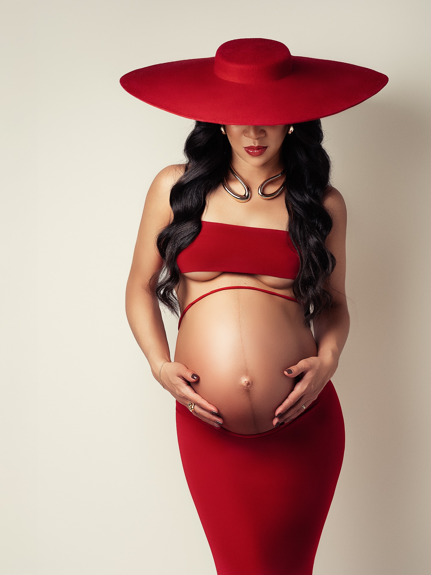 One light. One stretch fabric. One stunning mom.
Simplicity can be the most beautiful form of art.
You don’t need to be a model to create something extraordinary — just trust the process.
With the right light, pose, and guidance, every woman can look and feel like a masterpiece.
✨ Book your maternity session and let’s create some unforgettable memories for you.
MUA: @svetlana.kvasnevskaya
#MaternityPhotography #FineArtMaternity #PregnancyPhotoshoot #StudioPhotography #VeronikaMarquesPhotography #MaternityPortrait #BeautyInSimplicity #MomToBe #SchwangerschaftsFotoshooting #KunstvolleFotografie #ZürichFotografin #Mutterschaft #FotostudioZürich #DonnaInGravidanza #FotografiaArtistica #ServizioFotograficoMaternità #FotografaSvizzera #БеременнаяФотосессия #ФотосессияБеременность #АртистическаяФотография #ЖенскаяКрасота #фотостудия