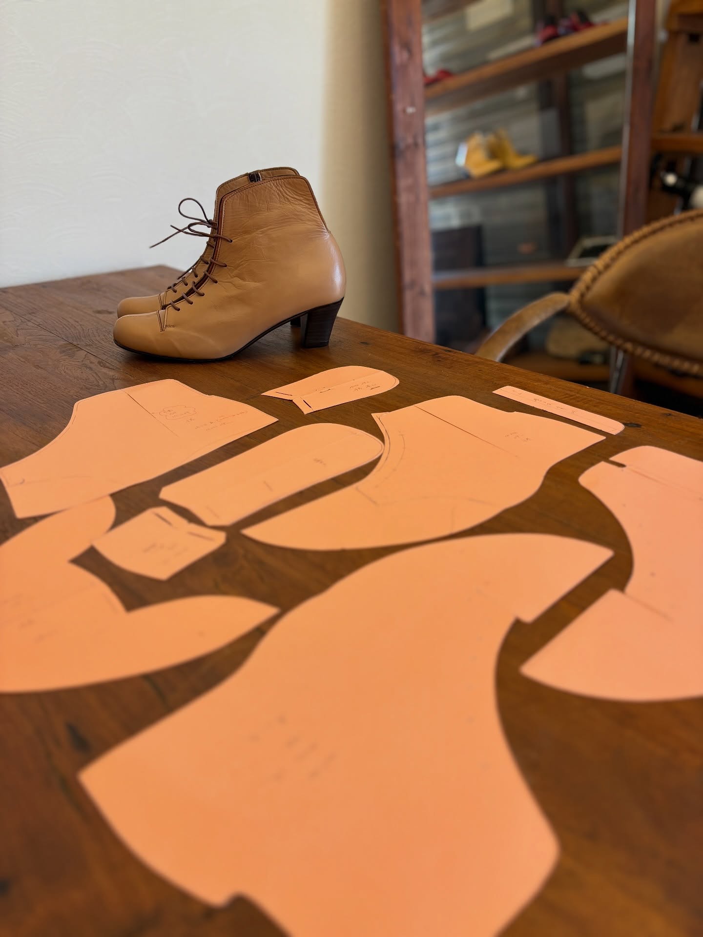 \NITEN Design /#5 Chifuyu -千冬-
『千』大きな数を表し「多くの」「豊かさ」という意味から、多くの経験を積み、
『冬』冬の寒さに耐え豊かな人生を、この靴を履いて歩んでほしいという願いを込めて名付けました
#二天一流総本舗 #niten #革製品 #革靴 #デザイン #leather #leathercraft #leathershoes #design