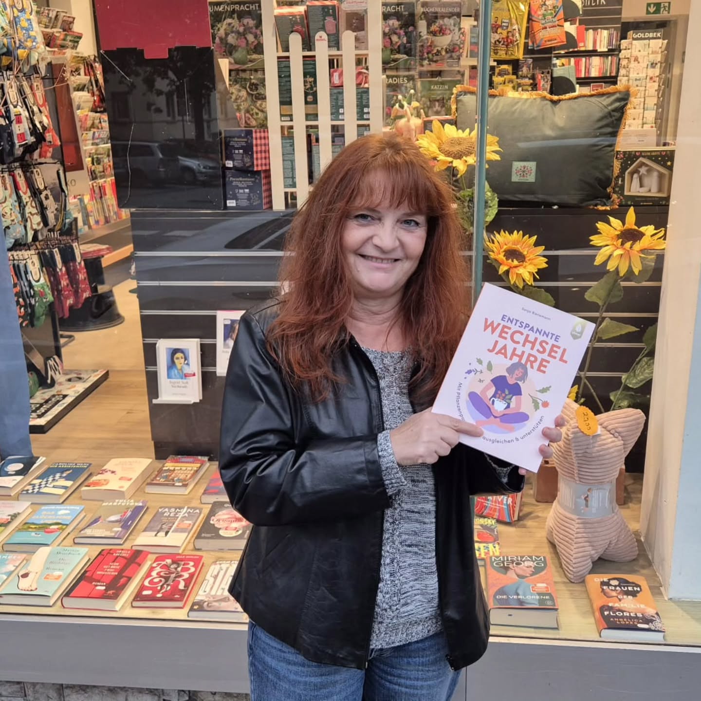 Wechseljahre ist ein Thema, das jede Frau betrifft. 🌸
Macht euch schlau, informiert euch, lest darüber und sucht euch Unterstützung. 💞
Wissen gibt dir die Sicherheit und Stärke und vor allem man versteht sich selbst besser. 💖
Mir selbst hat es auch sehr geholfen. Es vergeht kein Monat indem ich nicht in ein Buch schaue und mich weiterbilde. 📚
Dieses Buch von einer lieben Kollegin @sonja_bienemann_wechseljahre ist dafür ein wunderbarer Begleiter. 📖
Sonja ist Vorstandsmitglied bei @dvwechseljahreberatung und engagiert sich sehr. Wie auch viele andere Frauen im Verband. Schaut doch mal vorbei und folgt dem deutschen Verband für Wechseljahreberatung e.V. 🙏
Hi, ich bin Rita, Wechseljahreberaterin mit Herz und eigener Geschichte. 💗
Herzlichst, deine Rita 💜
#wechseljahre #frauenwissen #selbstfürsorge #lesenmachtklug #dvwechseljahreberatung #heidelberg #neckargemünd