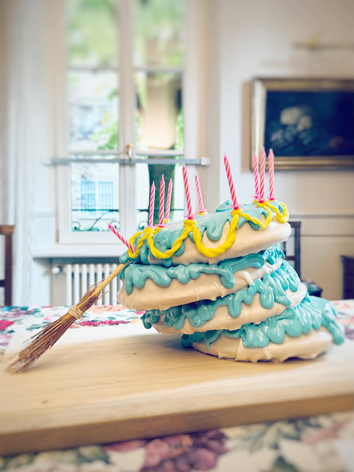 Prima che il sole tramonti sul mio sedicesimo compleanno, prima di pungermi il dito con il fuso di un arcolaio e cadere in un sonno profondo (almeno fino a domattina), volevo ringraziare tuttə voi che avete trovato un momento per scrivermi. La mia famiglia. Le mie “tre buone fate” anche se le mie sono solo due ma sono le migliori. Il mio Principe Filippo che da cinque anni mi sveglia con un bacio (con un consenso non scritto dalla validità perpetua). Oggi, anche se questo non è diverso da tutti gli altri giorni dell’anno, brindo a chi non c’è ma è sempre qua.
All’anno prossimo.