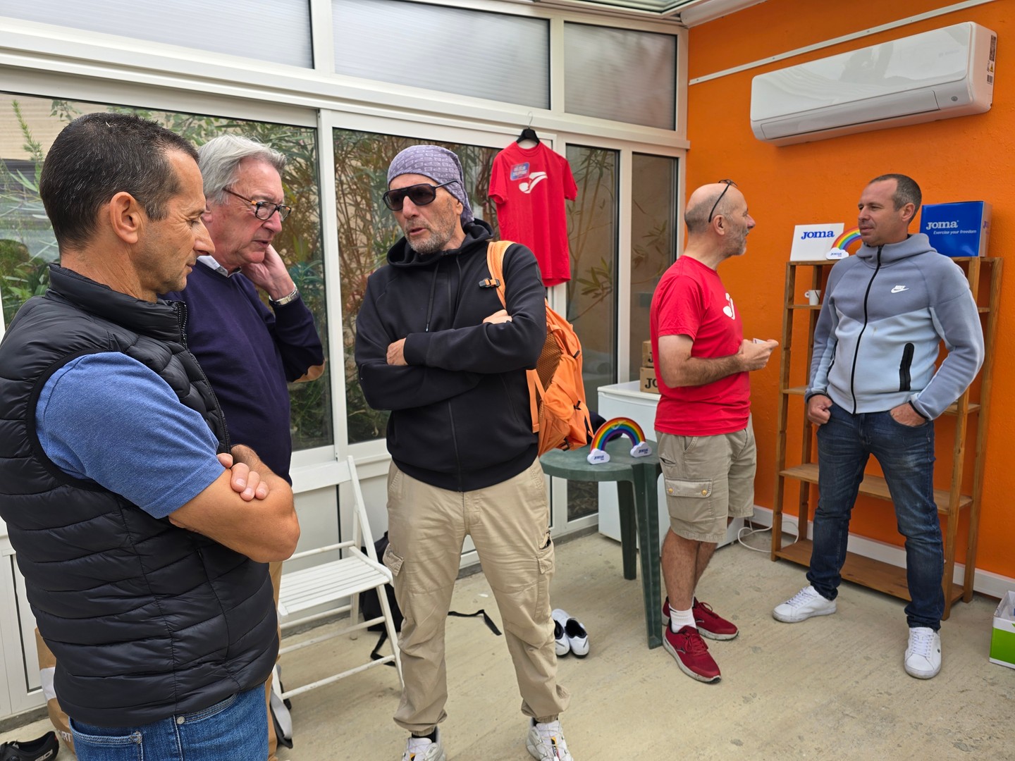 Samedi 4 Octobre 2025, à l'occasion d'une journée test à l'effort organisée par Thierry BEDARD, Directeur Sportif équipe cycliste Continentale Professionnelle, et Team Manager du club de vélo #GCD, nous avons eu le plaisir d'avoir la visite de :
⚽ M. Élie BAUP, Entraîneur de football français (Bordeaux, Saint Etienne, Toulouse) !
🚲 M. Guy SANS, Président de la Ronde de L'Isard !
Nous avons décidé de soutenir le cyclisme de jeunes talents, dans la continuité de notre partenariat avec La Ronde de L'Isard depuis 2016... Et nous avons choisi une équipe locale Gersoise qui a pour missions de découvrir les futurs jeunes talents de demain : le club se nomme "Gers Cycling Développement" !
