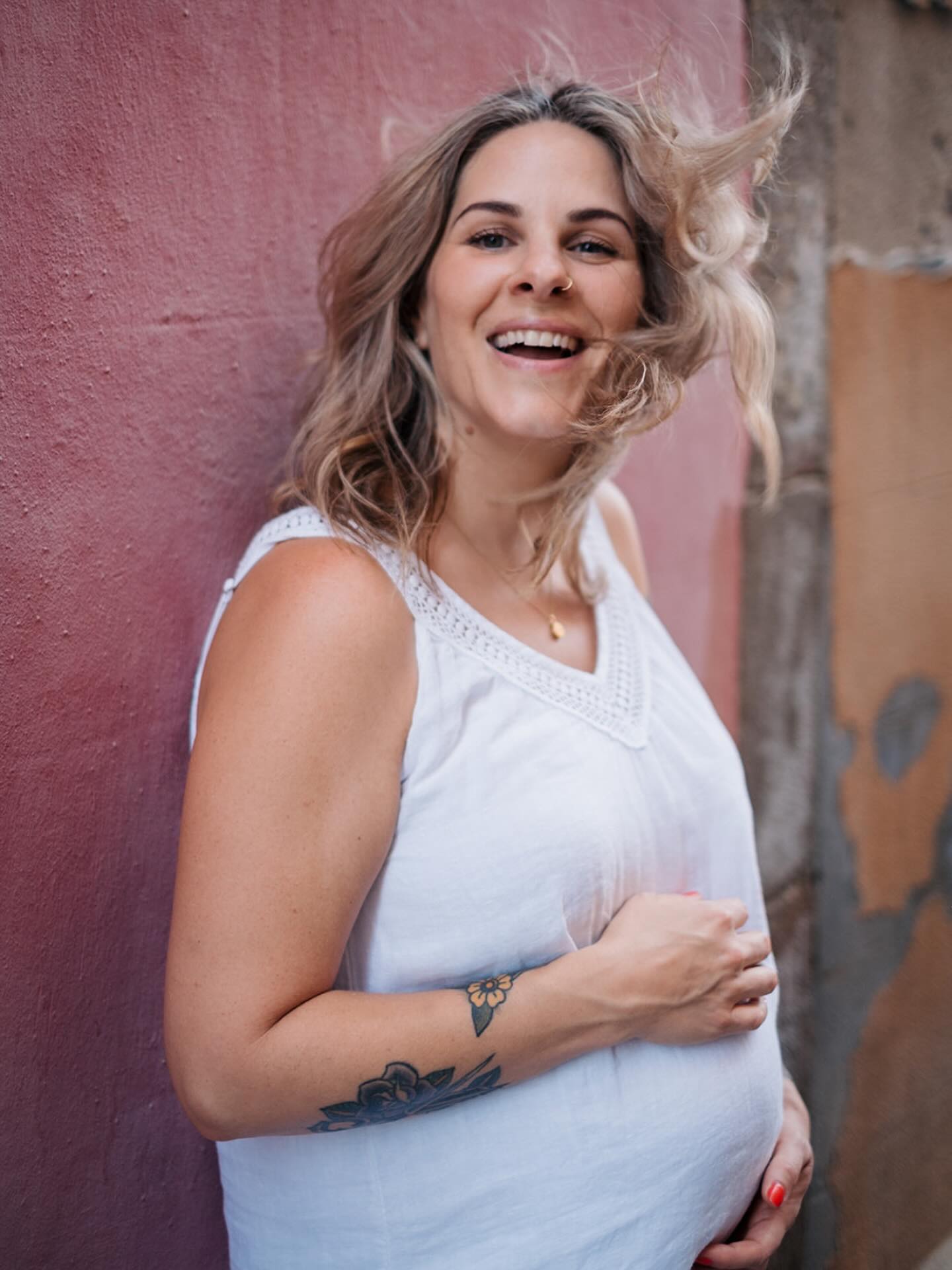 When a mama-to-be from the US messages you while she’s in Barcelona… you say yes!
Can’t wait to share more from this sun-kissed maternity session ☀️