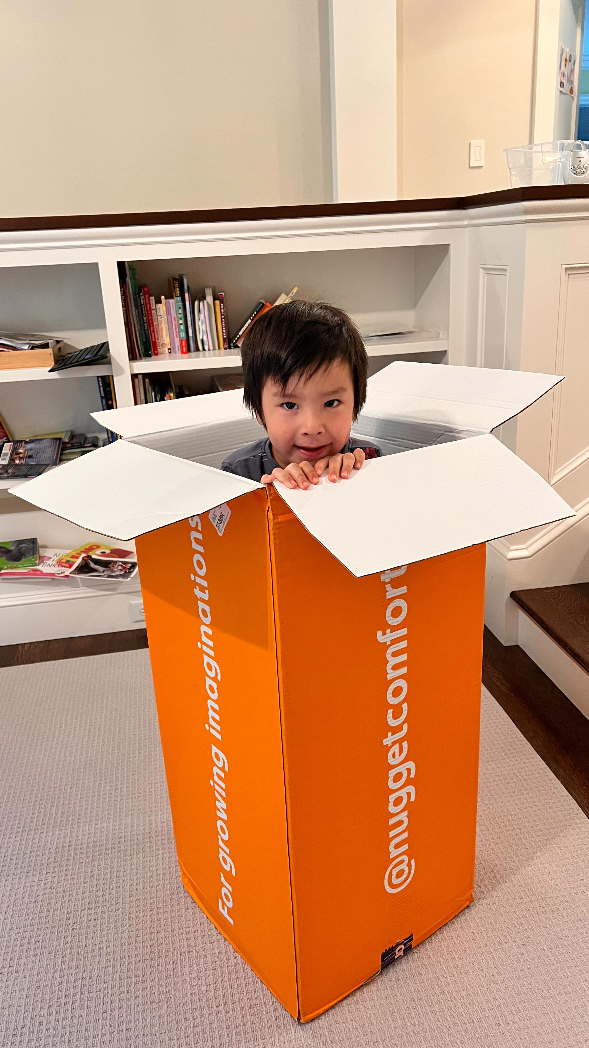 @nuggetcomfort I had no idea you added cutsie patootsies to your product line! 🤣
While our new Nugget fluffs up after its time in solitary confinement, we’ll just be here playing with the box!
As a kid, there is almost nothing better than an empty box and a dream. What would you do with your box?!
#millennialmom #nuggetcomfort #playtime #momlife #childhood #imaginaryplay