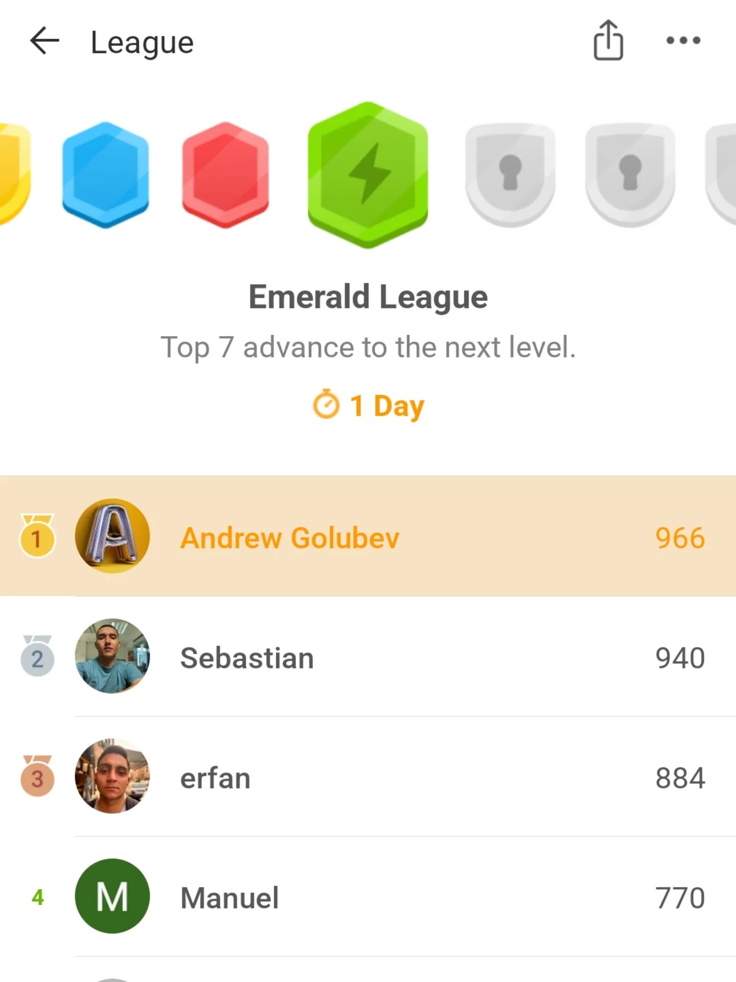 Ух, знаковое для меня событие. Почти 3 месяца я ежедневно прохожу ≈11 км. Много лиг уже позади, но первое место в лиге впервые! 🤟🏻🤟🏻🤟🏻
