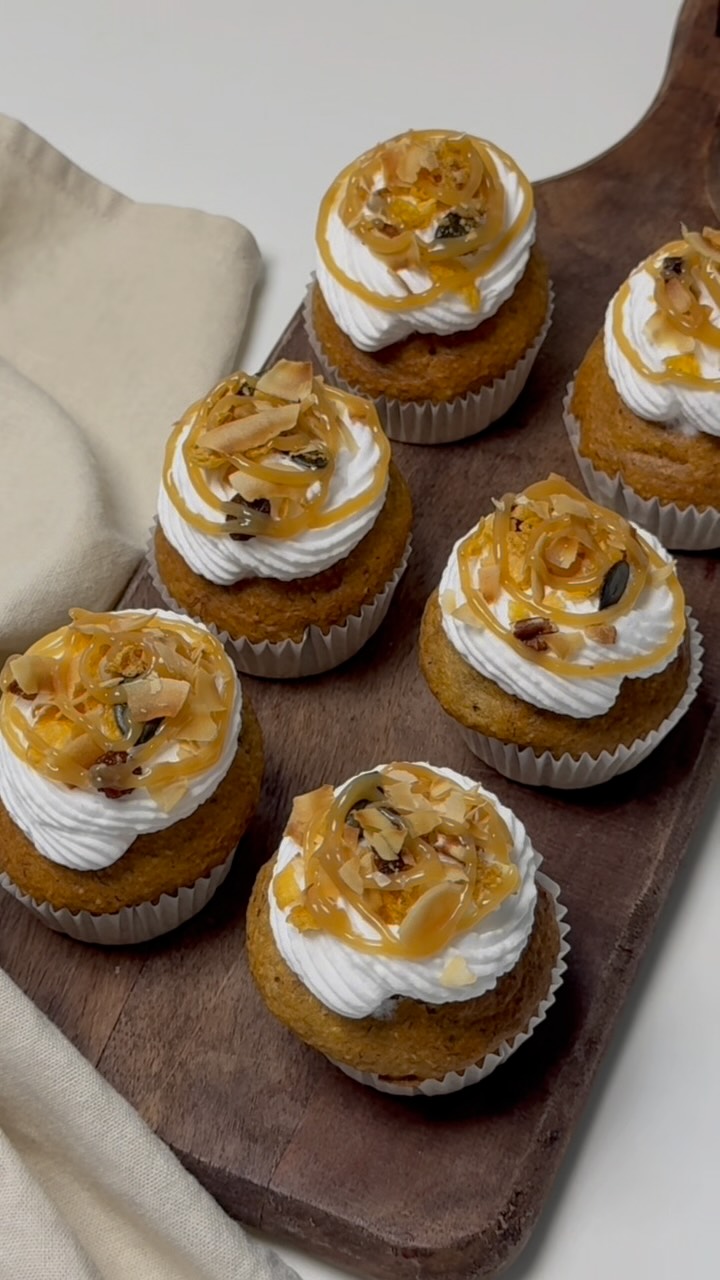 🥥 CUPCAKES BANANE, NOIX DE COCO & CARAMEL 🍌
Des cupcakes ultra moelleux, saveur banane - noix de coco, avec un petit caramel express maison au beurre de cacahuète… 🤎
INGRÉDIENTS:
2 bananes bien mûres
30 g d’huile de coco
40 g de miel
1 œuf
90 g de farine
20 g de noix de coco râpée
1/2 c. à café de bicarbonate de soude
Cannelle
1 pincée de sel
CARAMEL EXPRESS:
1 c. à soupe de beurre de cacahuète
2 c. à soupe de miel
1 pincée de sel
Un peu de lait végétal (pour ajuster la texture)
PRÉPARATION:
1️⃣ Écraser les bananes.
2️⃣ Ajouter l’huile de coco, le miel et l’œuf, puis bien mélanger.
3️⃣ Incorporer la farine, la noix de coco, le bicarbonate, le sel et la cannelle.
4️⃣ Verser la pâte dans des moules à cupcakes.
5️⃣ Cuire à 180°C pendant 18 à 20 minutes.
Une fois refroidis, ajouter une touche de chantilly végétale, saupoudrer de coco grillée et @lesgranolasdejenny , puis napper d’un filet de caramel.
💛 Gourmandise assurée !
#lesgranolasdejenny #granola #healthyfoodshare #cupcakes #healthyfood #swissmade #recettefacile #glutenfree #sansgluten #dessert