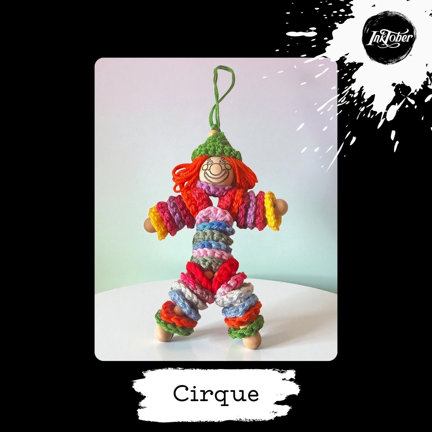 Jour 9 – Inktober 2025
✨ Mot du jour : Cirque
Aujourd’hui, place au spectacle ! Quelques perles, des restes de pelotes et un brin d’inspiration…
Et voilà qu’un clown tout en laine s’invite dans mon atelier
Parce qu’ici, rien ne se perd, tout se crochète !!
C’est d’ailleurs dans cet esprit qu’est né Au Panier d’Augustine
Mon arrière-grand-mère avait pour habitude de garder ses fins de pelotes dans de grands paniers.
Elle tricotait pour les gens, pour arrondir les fins de mois… puis mon arrière grand- mère, ma grand-mère, et enfin ma maman, ont perpétué cette jolie habitude : conserver précieusement chaque petite pelote, chaque reste de fil.
Un jour, en montant au grenier, j’ai découvert tous ces paniers remplis de laine.
Je me suis dit : « Il faut que j’en fasse quelque chose ! »
Et c’est ainsi qu’est né Au Panier d’Augustine, en hommage à mon arrière-arrière-grand-mère, Augustine
Alors aujourd’hui, ce petit clown n’est pas qu’un clin d’œil au cirque (parce que je vous l’avoue… j’ai un peu peur des clowns 😅),
mais plutôt un clin d’œil à la naissance du Panier d’Augustine,
qui fêtera ses 14 ans d’existence le 24 octobre
Le modèle est offert à celles et ceux qui voudraient le réaliser :
commentez simplement pour le recevoir !
#inktober2025 #inktober2025day10 #museedepicardie #cirque #clown