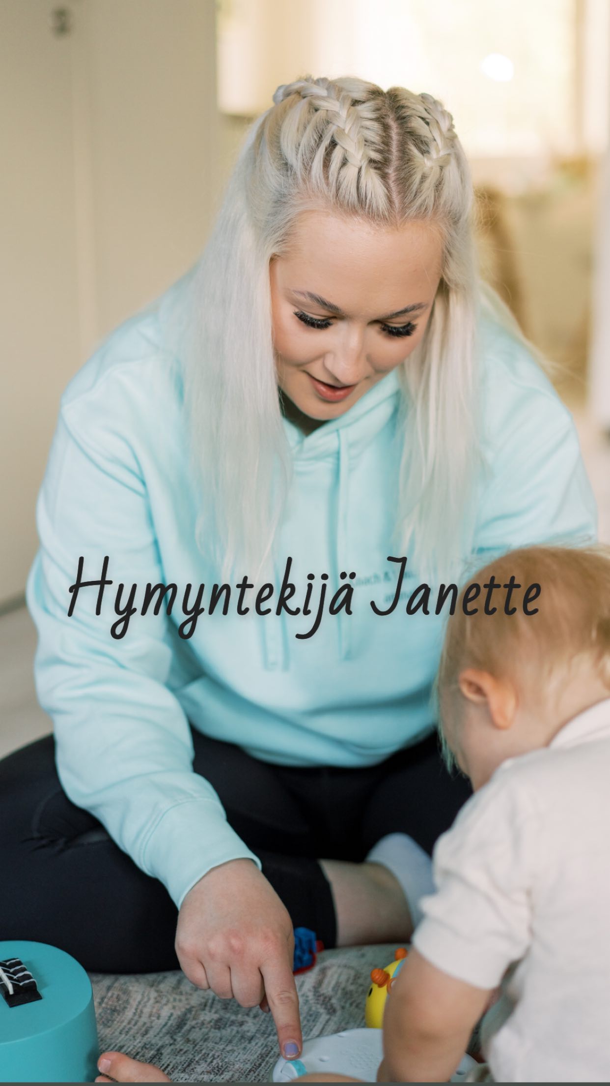 Moi, mie oon Janette,
hymyn lapin vahvistus🩵
Rakastan elävöityä lasten kanssa musiikin tahdissa, sekä ulkoilla luonnossa mikä on suuri rikkaus täällä lapissa.🌲 Meille pienissä asioissa, kuten kävyissä riittää pienillä ihmeteltävää. 🐿️
Ajattelen, että vanhemuuden kannattelua on osaltaan myös vapauttaa aikaa vanhemman omalle hyvinnoinnille eli usein lasten uniaikana huolehdin, että koti jää siistiksi leikkien ja ruokailuiden jälkeen. Usein tarkastan myös pyykkikorin tilanteen ja pesen tuttipulloja.🧺🍼
Seuraavaksi teille esittäytyy @hymyntekijaheidi 🩵
📸 Kansikuva & videoklippi @noorakphotography