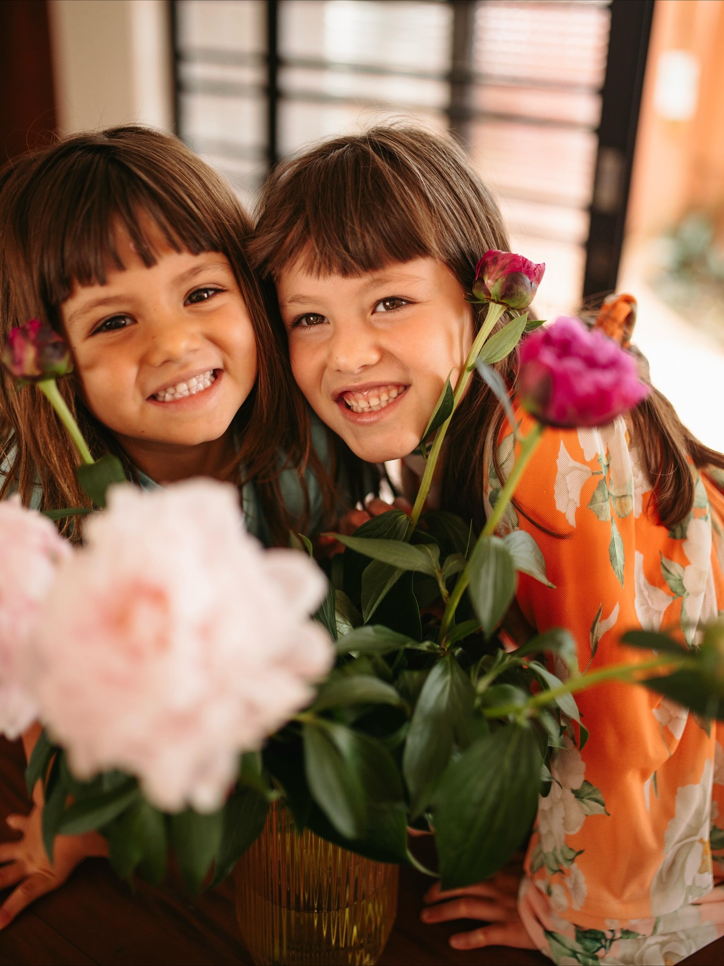 Feliz dia das Crianças 📸🌼🐟
Essa semana ganhei Peônias maravilhosas e pedi ajuda das minhas filhas para fotografar as flores.
Olhando elas brincarem com o vestido, com minha câmera e com as flores percebi que nossos filhos são o espelho de quem somos e de como agimos, esse carinho com as flores vem de forma t