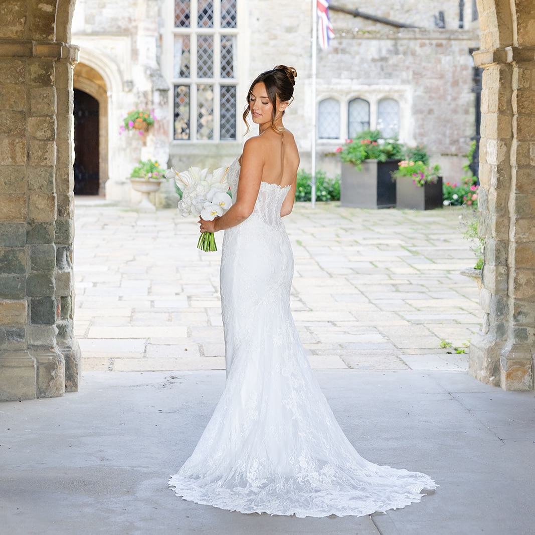 BRIDAL SHOOT🤍 When I say I could not pick which photo to have first on this carousel let alone which ones to choose for this post….. @louisadettmerphotography you guys are amazing!!
What a fun day this was to have free rein on makeup to compliment the vibe of the shoot!! However this wouldn’t be possible without the talented suppliers who were also a part of this shoot - check them out ✨✨✨
More pics pending🤍
@weddingsateastwellmanor
@louisadettmerphotography
@hairbykatiecrabb
@twentystationery
@_annabelc_
@emilymeganthomas
@floral_explosion
@amore.brides @enzoani
@rebakerscakes