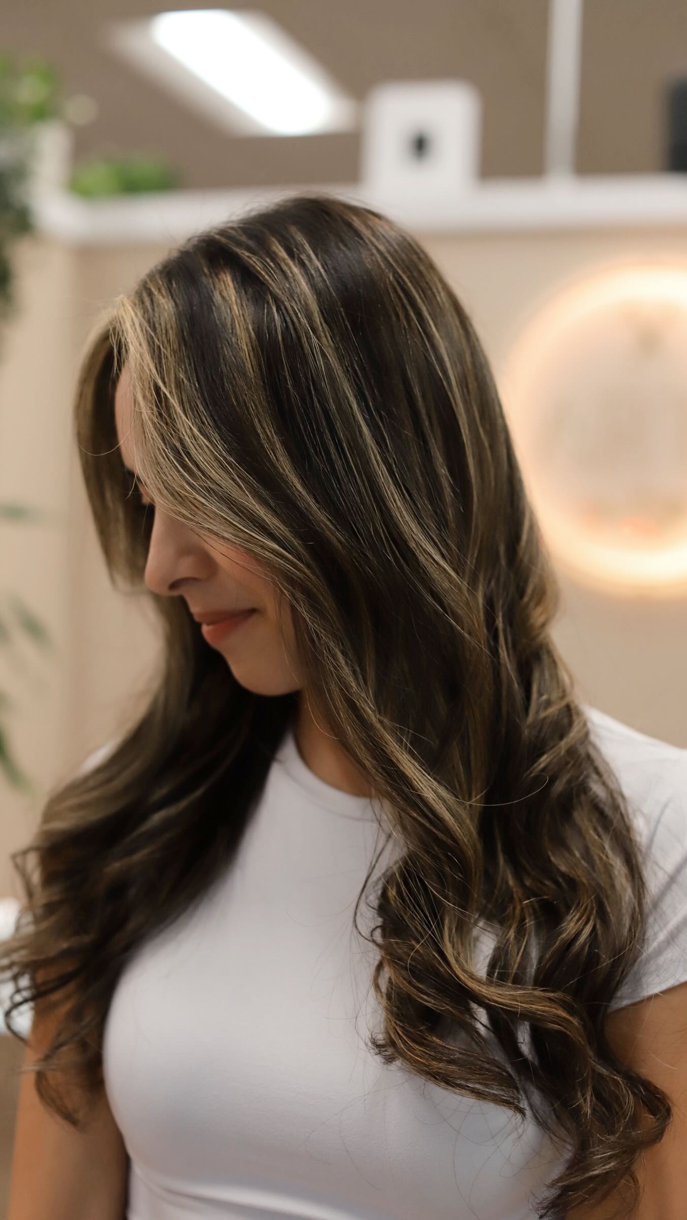 The more you know: Highlights only fully come to life after the hair is dry! 💡Pro Tip: Let your stylist add some curls to really see that dimension ✨pop✨
.
.
.
.
.
#artehairstudio #bellevuehair #arte #bellevuesalon #bellevuehairsalon #rentonwa #modernsalon #bellevuehairstylist #bellevuewa #highlightedhair #salonreels