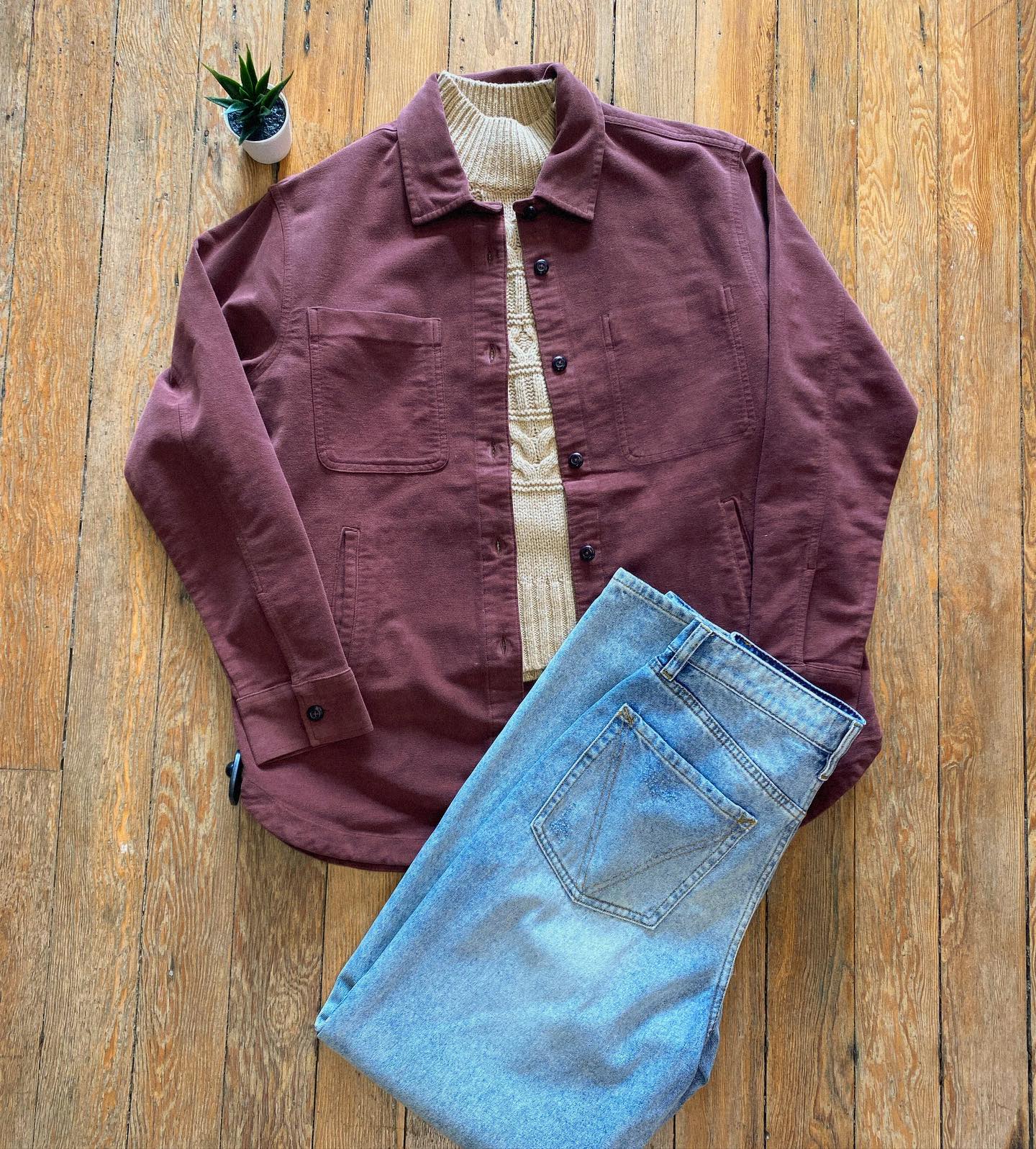 We are loving burgundy this season!! @duerperformance no sweat moleskin over shirt, @tentree sweater & @rvca_womens denim