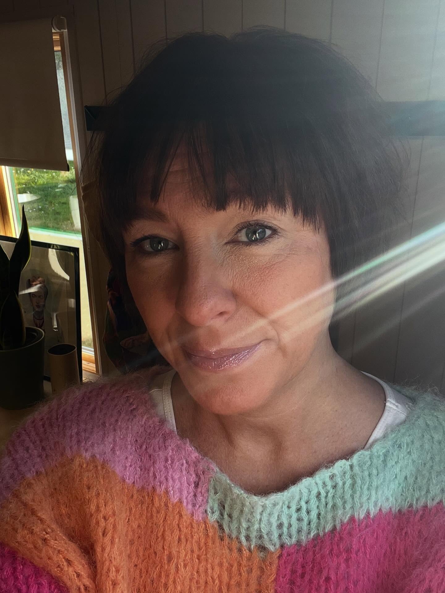 Det märks att det är höst och att skolan är igång på riktigt.
Det är lite som amen i kyrkan.
Ett alltid återkommande inslag som blir extra tydligt den här tiden på året.
Oroliga föräldrar famlar i mörkret och söker desperat lösningar för sina barn som är nedstämda, deprimerade, ångestfyllda, ätstörda, självskadande, osäkra och destruktiva.
Ungar som tragglar med dom stora existentiella frågorna, meningen med livet och upplever allt så stort, intensivt och mycket.
Men hittar inte riktigt svaren (gör vi nånsin det) utan mer ängslas och våndas över sin egen tillräcklighet och självbild.
Att få finnas till för dom vilsna.
Bidra med obekväma frågor och strössla perspektiv, vara den som både stryker medhårs, håller och lyfter, men också kastar in krass verklighet och pekar med hela handen mot nödutgångar, ansvar och frihet.
Påminner och upplyser, bygger tillit, förtroende och samarbeten.
Att få vara med och guida, att få gå bredvid en unge med tappad tro och riktning är bortom fint.
Aldrig nånsin tas det för givet.
Tack till Modiga ungar och föräldrar som vågar testa att sätta ord på allt det stora som bubblar. Som upplever vinsten i försöken.
Som låter mig få vara med en stund.
Som litar på, som vill väl.
Som så prestigelöst lämnar det finaste dom har i mitt knä, och låter mig plåstra, lappa och rusta för livet.
Och med det sagt så rundar jag av den här något intensiva veckan, och säger trevlig helg ✨
#samtalsterapisundsvall #läkandesamtalankarsvik