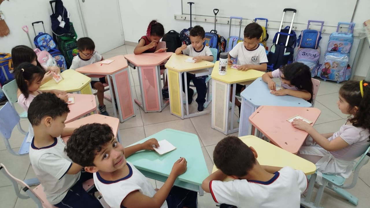Os alunos do Integral 1 colocaram a mão na massa, ou melhor, no pincel, e participaram de uma divertida atividade de pintura em tecido.
Além de explorarem cores, formas e texturas, as crianças trabalharam a concentração, a coordenação motora e, claro, a imaginação!
Momentos como esse tornam o aprendizado ainda mais prazeroso e significativo!
#somosga #angloalante
#colegioguilhermedealmeida