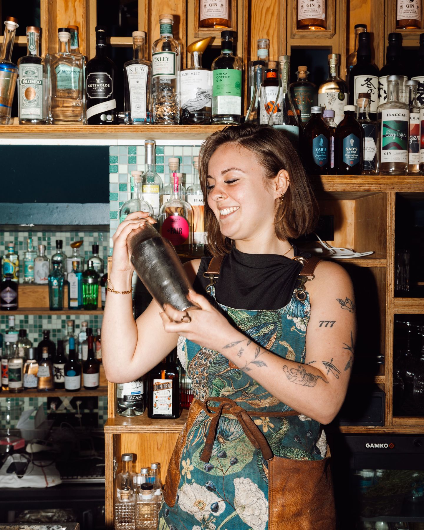 Toujours le sourire, Lucie maîtrise l'art de la mixologie ✨
📸 @desprezmarie.studio