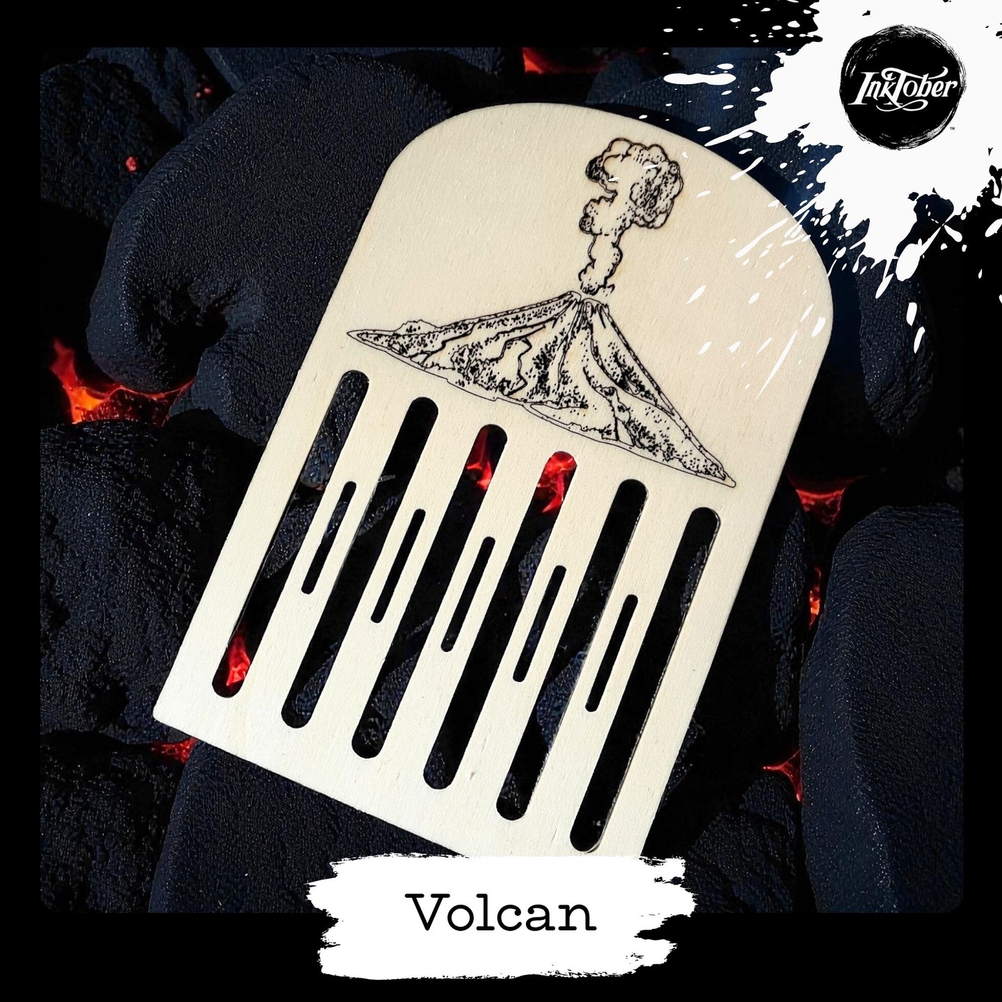 🌋 Jour 11 – Inktober 2025
Aujourd’hui, c’est tout feu, tout flamme ! 🔥
Mot du jour : Volcan
Si on a les nerfs en pelote, rien de tel que de tisser
La préparation de la chaîne, l’enroulage de la trame sur la navette, les gestes répétés…
Tout cela transforme peu à peu la tension en rythme, le feu en fil, l’agitation en sérénité.
Le tissage devient alors une véritable méditation en mouvement, où chaque passage apaise un peu plus la lave intérieure.
Et comme je ne garde jamais mes volcans pour moi ,
🎁 ce petit métier à tisser à peigne sera offert au prochain follower qui passera commande sur panieraugustine.com
#inktober2025 #inktober2025jour11 #MuséedePicardie