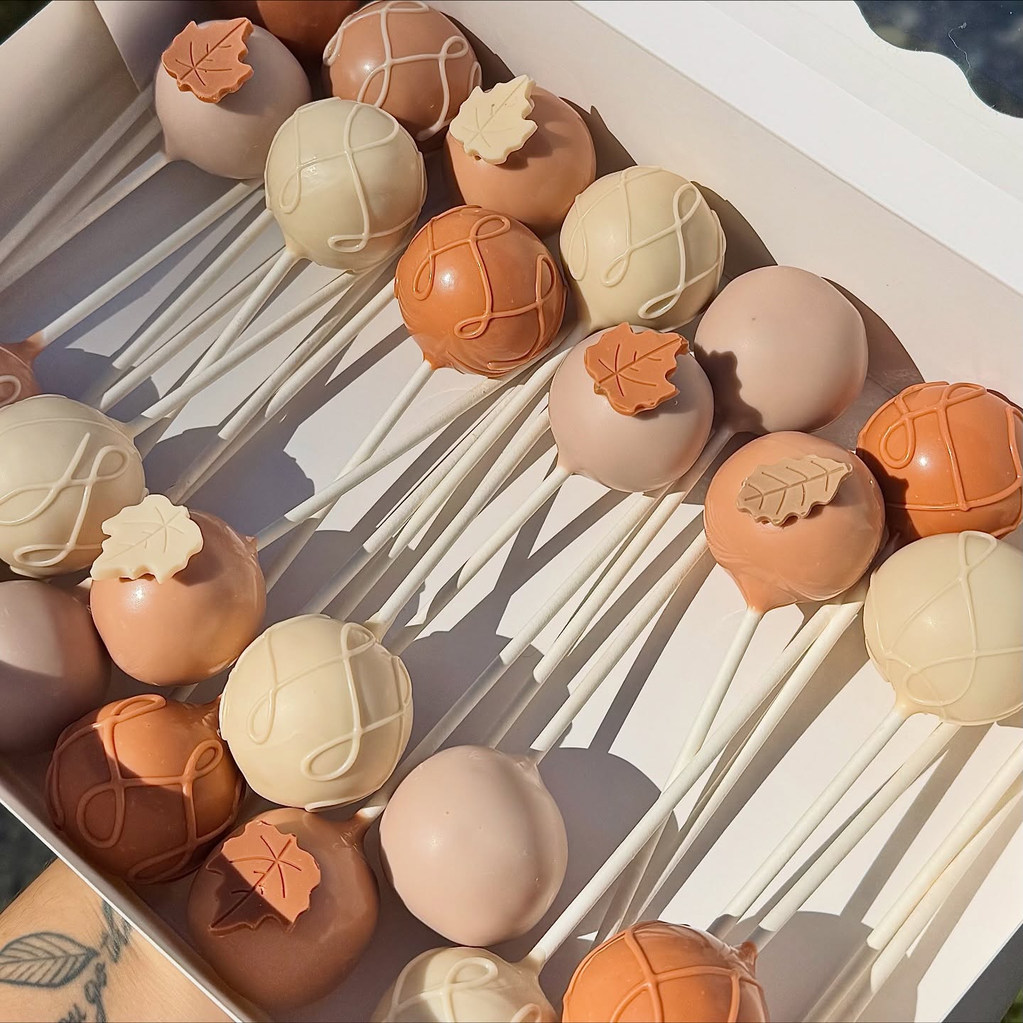 Fallin’ for these sweet treats! 🍂🍁🍃
•
This basic bundle was SO fun to make!! & resulted in a happy client! 🩷 As always, order yours at www.thesweetsideofgi.com
#cakepops #newjersey #njbaker #monmouthcounty #oceancounty #nj #njbride #babyshower #babyshowerdesserts #desserts #pretzels #oreos