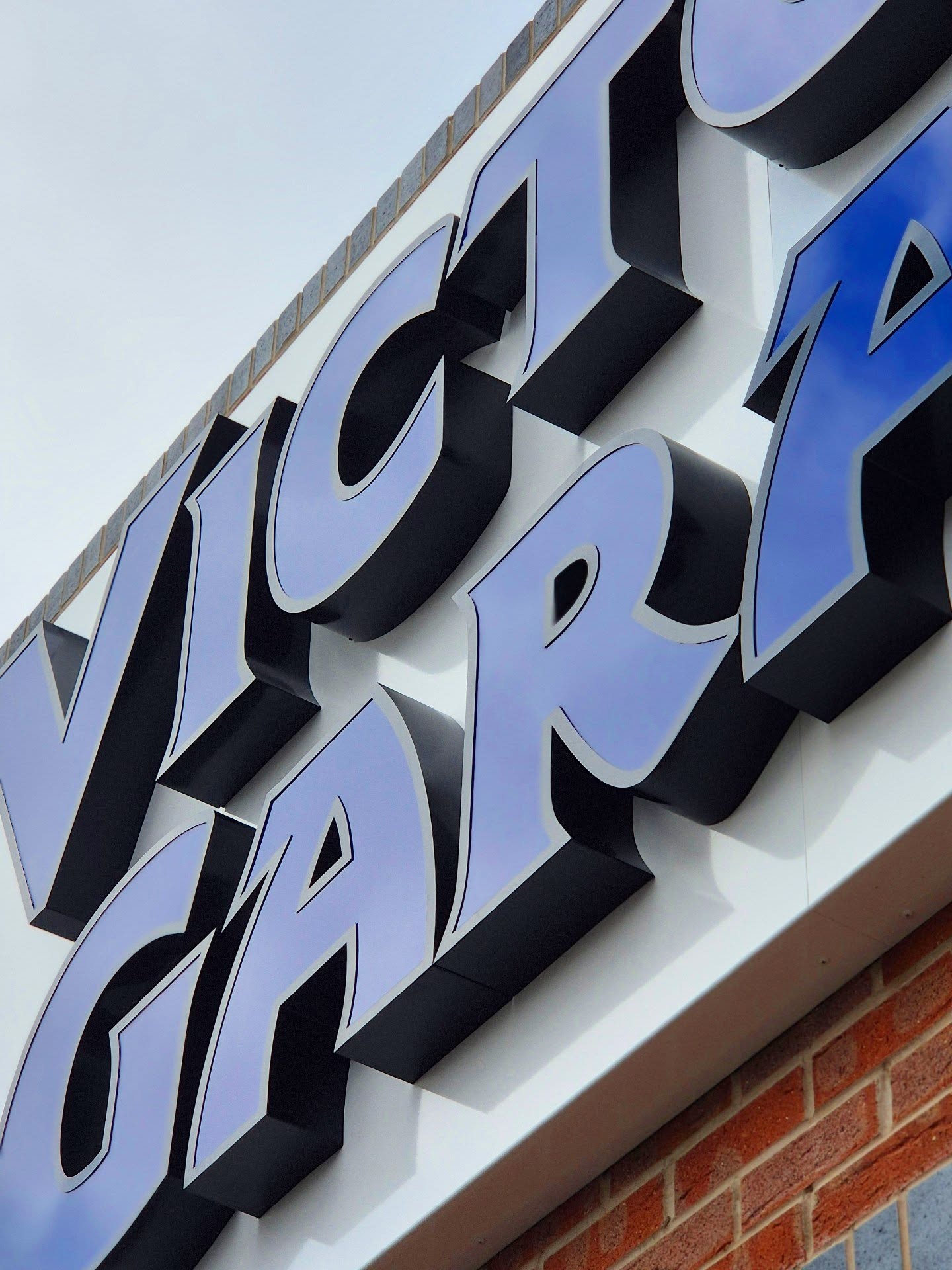 Some big illuminated letters going up today for Victoria Garage.
100mm deep Rim and Return letters, packed full of LED's,mounted on a 100mm deep powdercoated tray.
Can't wait to see these letters pop tonight⚡️
#illuminatedsigns #illuminatedletters #led #3dsigns #builtupletters #builtupsignage #signtray #powdercoated #victoria #mot #garage #sign #signs #signfitters #turnersignsltd #familybusiness