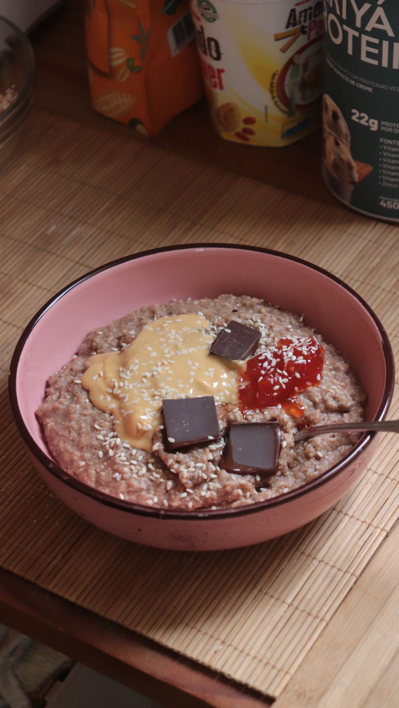 Mingau de chocolate 🤤 Especialmente pra minha seguimora @patriciadutrareche e todas as que votaram na enquete que queriam 🥰
Essa receita é perfeita pra quando você quer comer um doce cremoso, saboroso e saudável.
Ingredientes:
1/2 xíc de aveia em flocos médios
1 e 1/4 xícara de água (ou leite)
1/2 colher de sopa de cacau em pó 100%
1 scoop de proteína vegetal ou whey a sua escolha (ou adoçante a gosto)
Toppings à sua escolha: usei geleia de pimenta 0 açúcar, pasta de amendoim, chocolate e sementes de gergelim.
#cafedamanhasaudavel #receitasimples #receitafacil #receitassaudaveis