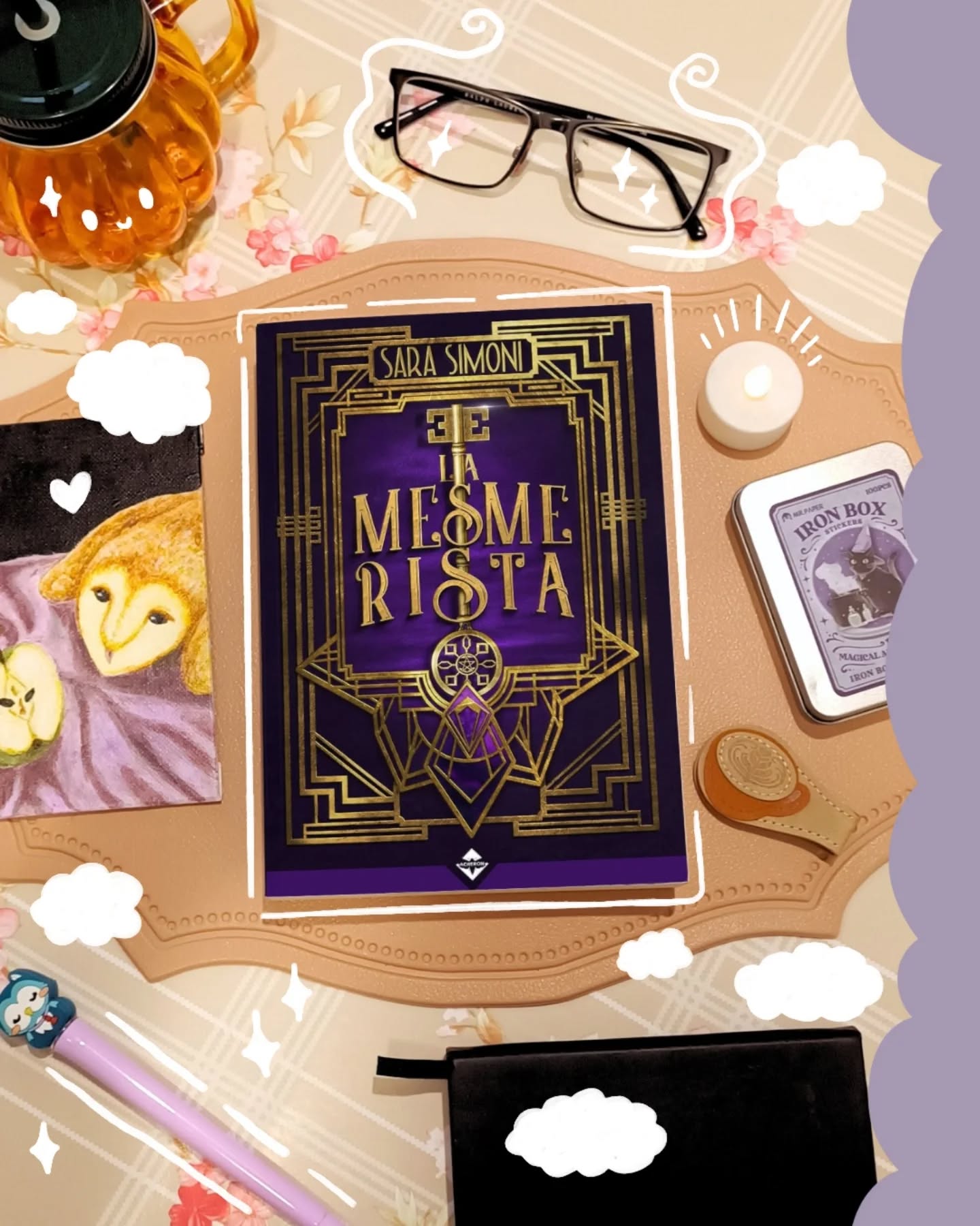 🧲💄✨
𝙇𝘼 𝙈𝙀𝙎𝙈𝙀𝙍𝙄𝙎𝙏𝘼
di 𝘚𝘢𝘳𝘢 𝘚𝘪𝘮𝘰𝘯𝘪
♥️ "La Mesmerista" se preso come un Fantasy romance non sarebbe neanche così male: la storia tra Lena e Bastiano mi è piaciuta, nella sua semplicità e dolcezza.
Purtroppo però ho notato che il background narrativo (in realtà interessante) non viene approfondito un granché. Tutto si concentra troppo sui due protagonisti. Vero che si tratta del primo libro di una saga, ma mi sarebbe piaciuto ricevere più informazioni sull'Impero o sulla guerra, sull'attualità del mondo narrativo e sulla storia di come Lena è cresciuta, in particolare!
Durante la lettura ho avuto sempre il sentore che mi mancasse qualcosa. L'unica cosa che sono certa non mi mancassero sono le imprecazioni "Palle del Fondatore" e gli irritanti "dè" che costellano il testo.
✨Se devo vederlo come romantasy, ammetto che il libro fa il suo lavoro. Perfetto per chi ama il genere, le storie d'amore delicate e spontanee, senza troppi drammi interni alla coppia. Da un punto di vista generale invece temo che la struttura del primo libro non abbia permesso all'autrice di concentrarsi abbastanza su tutto ciò che circonda gli eventi tra i due protagonisti, perdendosi un po' per strada.
✒️Bella la scena finale, ma ammetto che mi sarebbe piaciuto vedere un po' di umanità negli altri mesmeristi (anche quelli dell'Impero, sì). Lena è l'unica a non essere dipinta come un mostro?
Il problema è che non c'è stato modo di approfondire tante cose, e non posso neanche lamentarmene troppo perché ci sono altri volumi in questa saga. Chi mi dice che l'autrice non ne abbia approfittato per correggere il tiro?
👇🏻Voi, gufetti, cosa ne pensate di questa saga? Siete fan del romantasy? La storia di Lena e Bas vi ha presi? 👀
#lamesmerista #sarasimoni #romantasy #fantasyromance #librifantasy #nuoveletture #recensionilibri #minireview