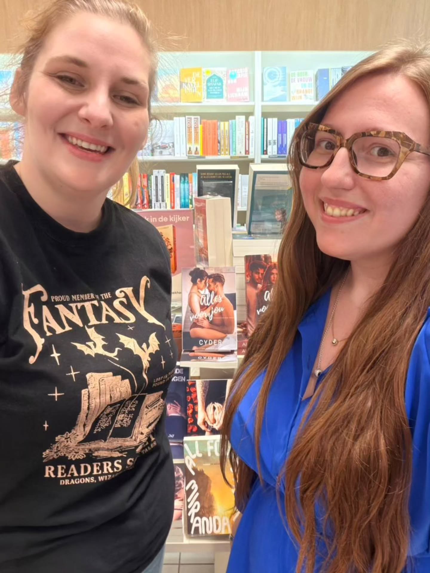 Ik ben gisteren even (3uur, but who's counting? 🙈 als het gezellig is gaat de tijd snel!) langs Standaard Boekhandel Zonhoven geweest… en laat me zeggen: we hebben iets héél leuks op poten gezet 👀✨
Niet zomaar een signeersessie… er komt meer. Veel meer.
Ik mocht samen met Casandra een mooi plekje in haar winkel kiezen voor beide series, en weet je wat haar helemaal geweldig maakt? Ze had het boek nog geen half uur in de winkel — sterker nog, het lag zelfs nog niet in het rek — en ze had al een exemplaar verkocht! 💛
Binnenkort vertellen we alles!
#bookevent #fantasybooks #indieauteur #standaardboekhandel #zonhoven #boeklancering #signingevent #thelastkynsera #thehealianseries