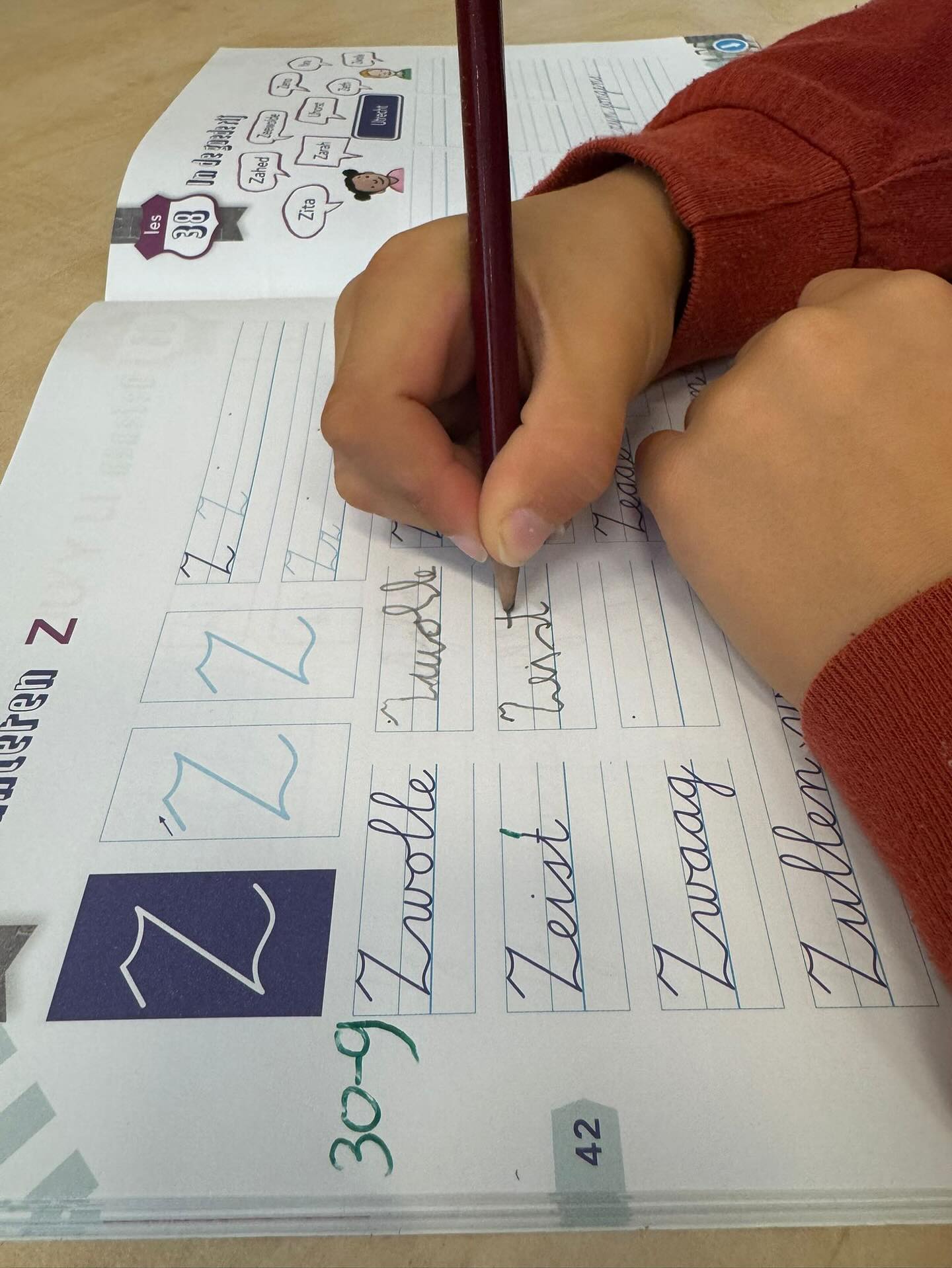 Als kinderoefentherapeuten werken we veel samen met scholen. Dat is super fijn, want het lijntje met de leerkracht is op die manier erg kort. EĂ©n van de meest voorkomende hulpvragen die wij via school binnenkrijgen is ondersteuning gericht op schrijfmotoriek. Schrijven is een belangrijke vaardigheid in ons leven. Eigenlijk is het gewoon hersengymnastiek. Door de beweging, richting en druk op de pen zenden we signalen naar de hersenen. Ogen, hersenen, nek, spieren in de vingers â alles moet met elkaar samenwerken. Daarnaast zorgt het ook voor meer letter - en tekstbegrip.
kinderoefentherapie #kinderfysiotherapie #oefentherapie #fysiotherapie #motorischeontwikkeling #schrijven #pengreep #schrijfrijp #schrijfles